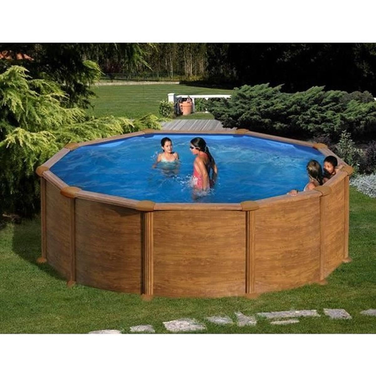 Ein oberirdischer Pool mit mehreren Personen darin. Der Pool hat ein holzähnliches Äußeres.