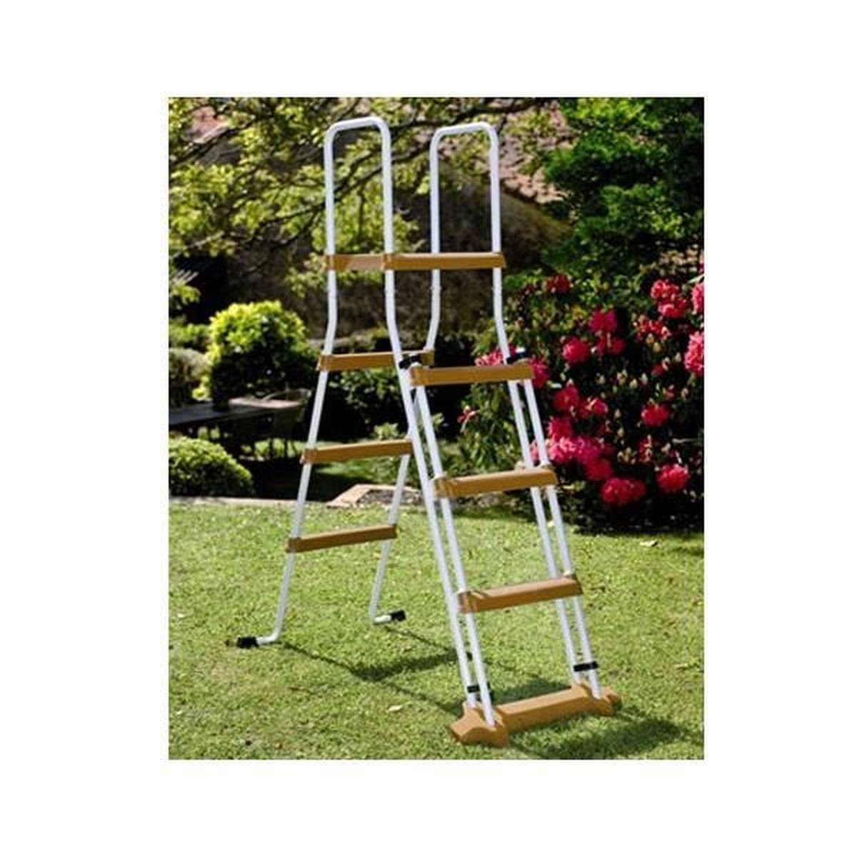 Metall- und Holzleiter im grasbewachsenen Garten. Die Leiter hat mehrere Sprossen und lehnt sich an.