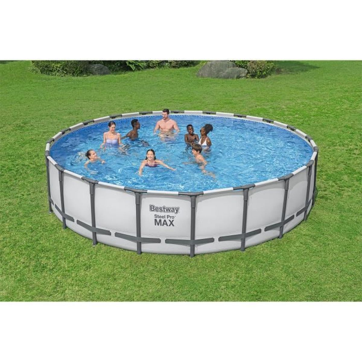 Eine Gruppe von Leuten in einem runden Pool. Der Pool hat einen weiß-grauen Rand.