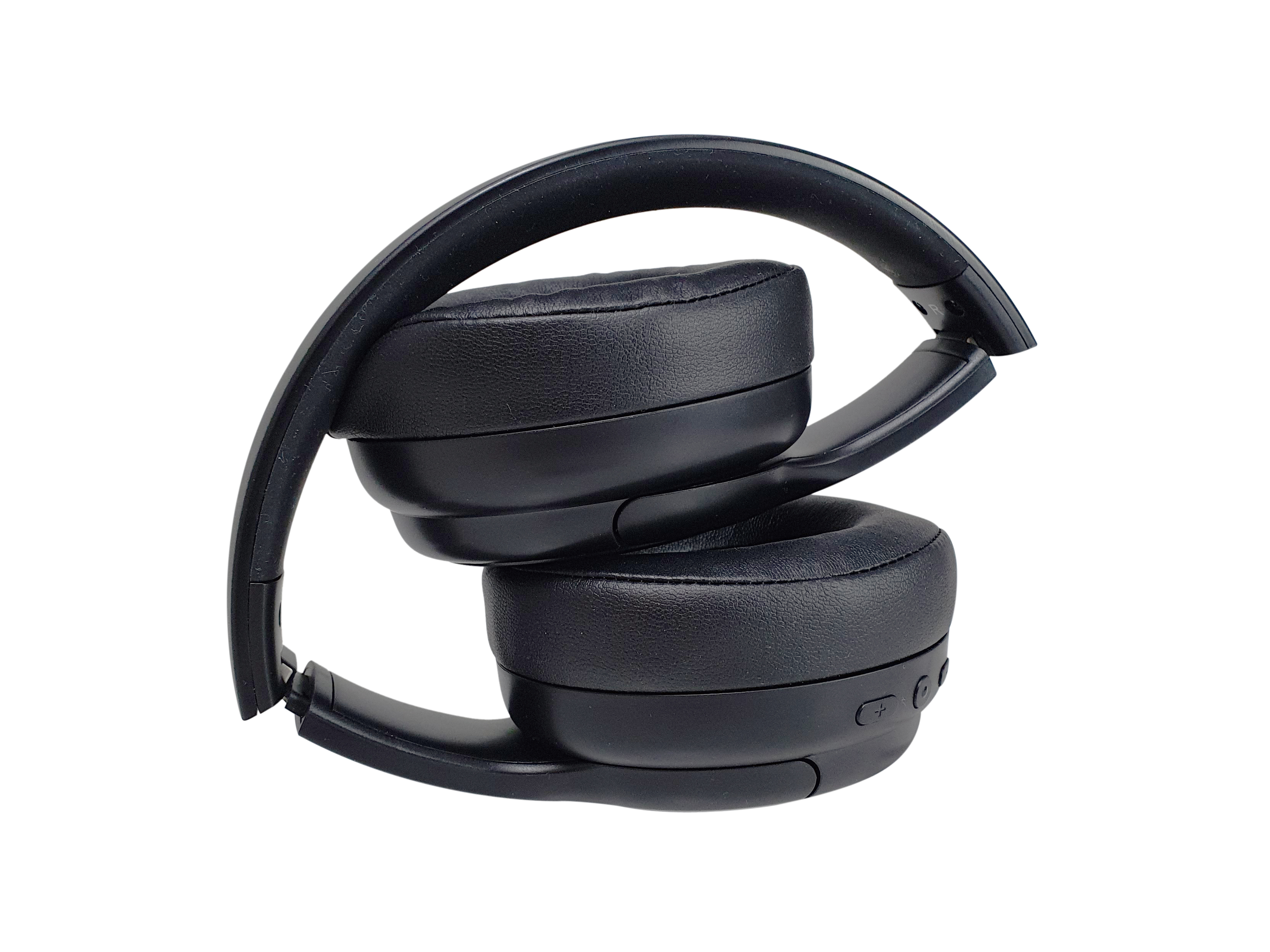Casque noir plié sur fond blanc. Le casque est en simili cuir.