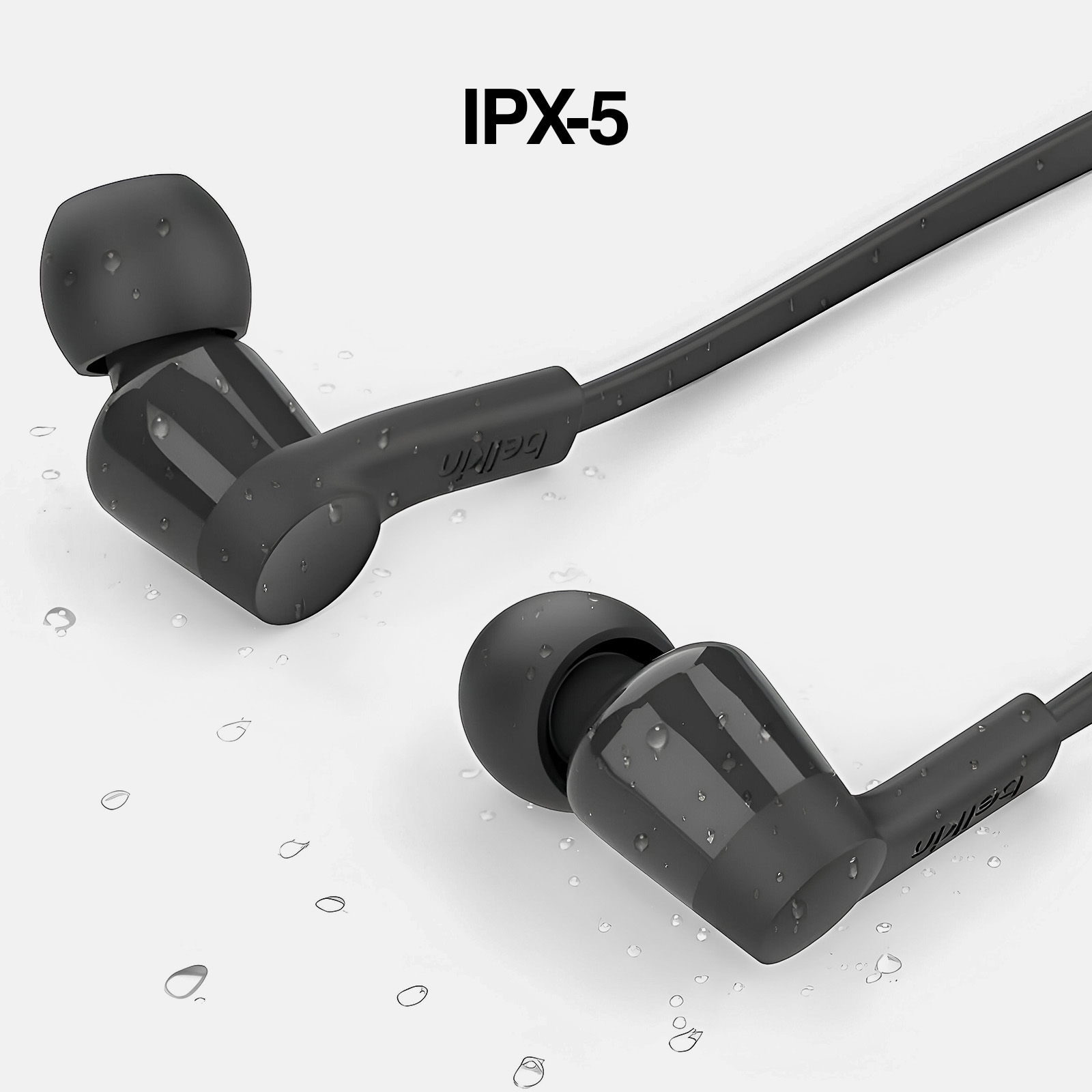 Écouteurs intra-auriculaires noirs avec petits embouts et gouttelettes d'eau, l'étiquette IPX-5 en haut.