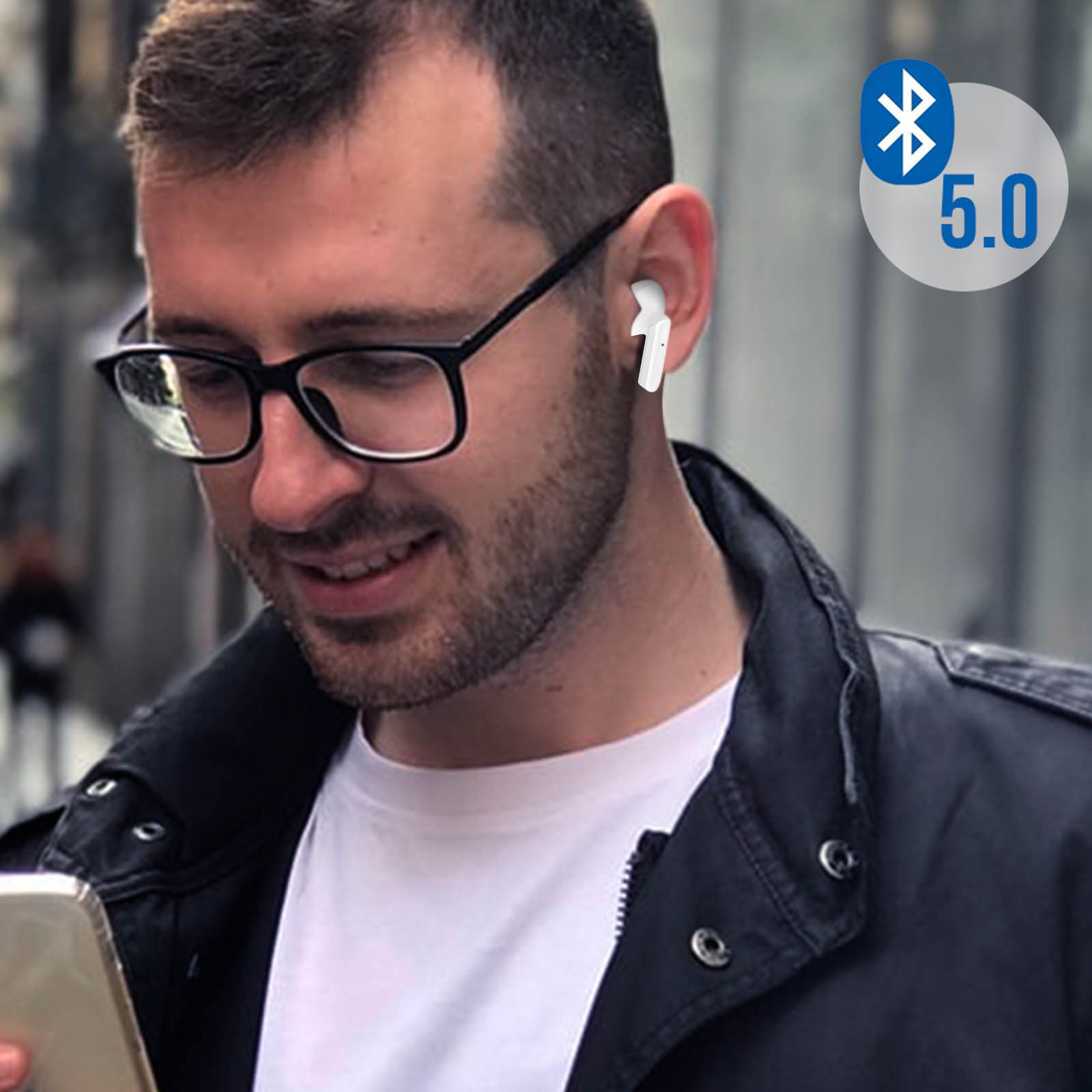 Man met bril en witte oortelefoontjes, buiten.