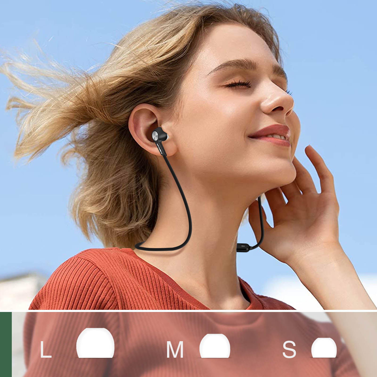 Femme avec des écouteurs intra-auriculaires. Elle sourit. Trois options de taille d'écouteurs blancs sont présentées ci-dessous.