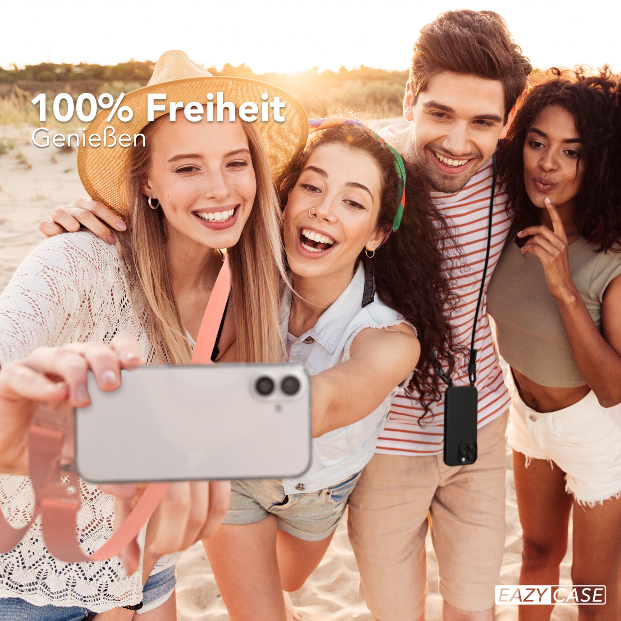 Vier Freunde machen ein Selfie am Strand. Einer hält das Telefon mit Gurt.