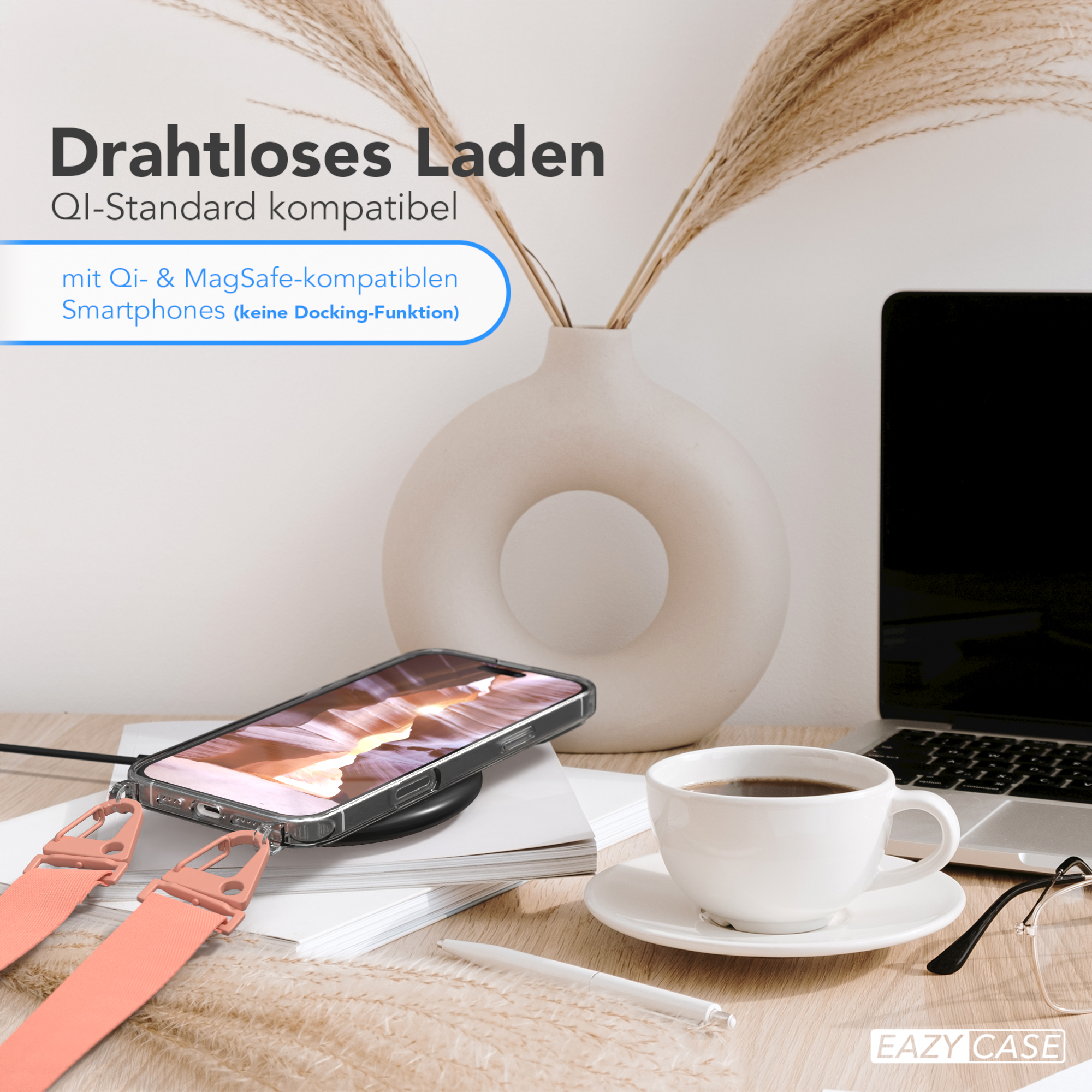 Ein Telefon wird kabellos geladen. Das Telefon liegt auf einer Ladestation mit einer Kaffeetasse und einem Stift.