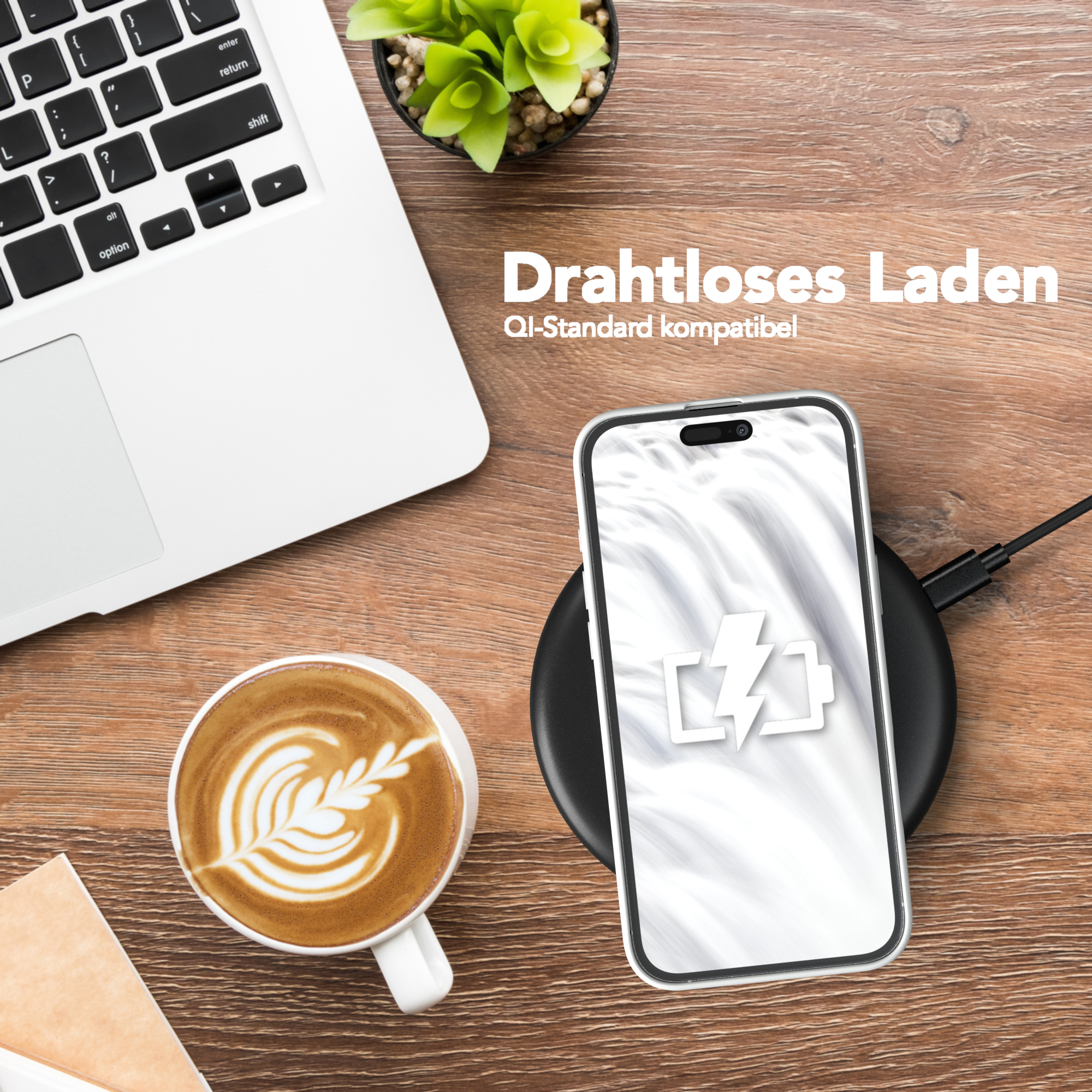 Ein Telefon, das auf einem kabellosen Ladegerät geladen wird, eine Kaffeetasse und ein Laptop.