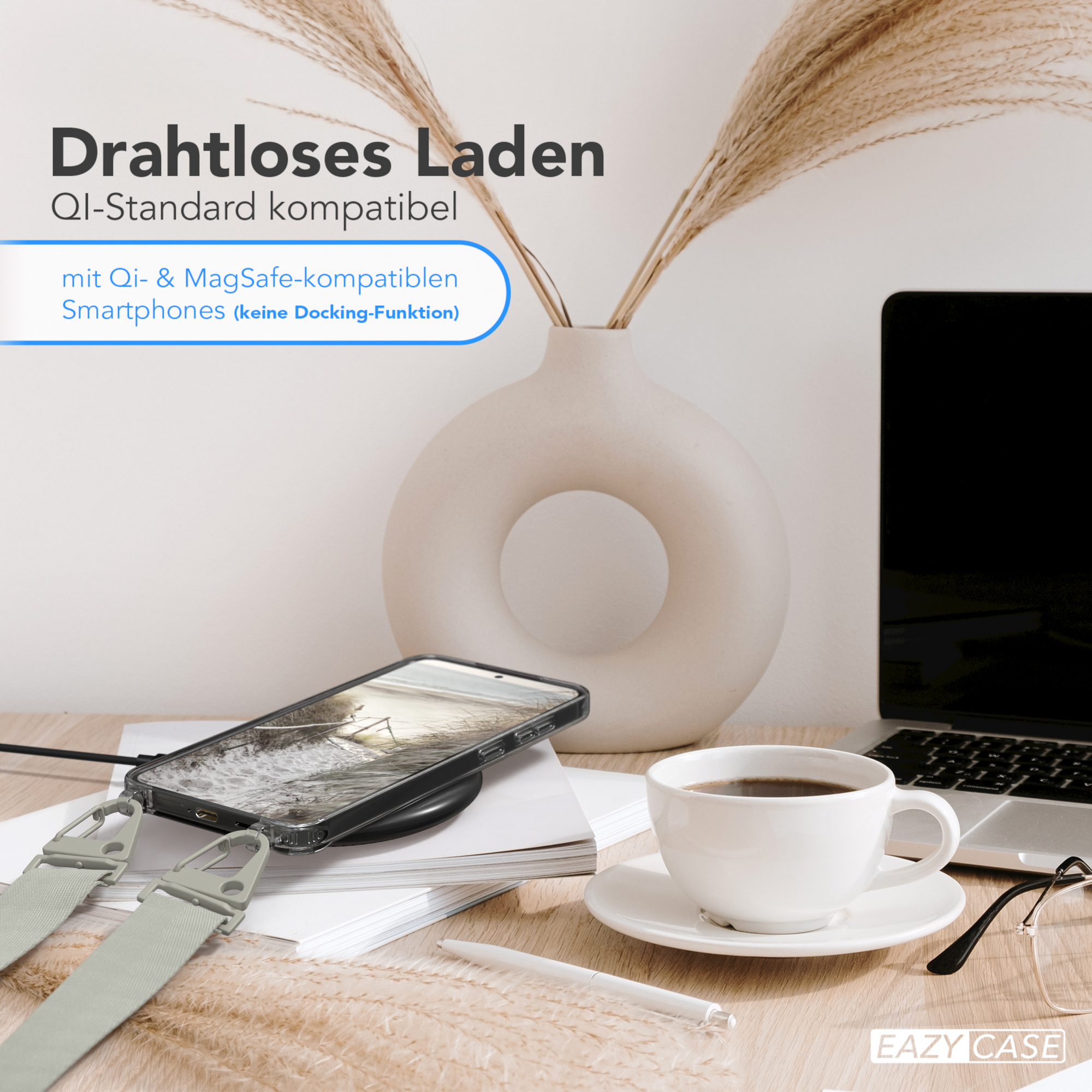 Telefon auf kabellosem Ladegerät. Kaffee, Brille und Stift auf Holztisch mit Vase.