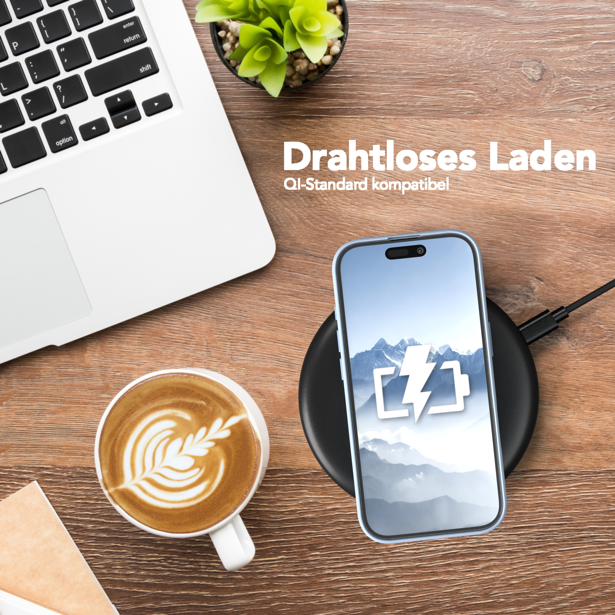 Telefon wird drahtlos auf einem schwarzen Pad geladen. Eine Tasse Kaffee und eine Pflanze stehen daneben auf einem Holztisch.
