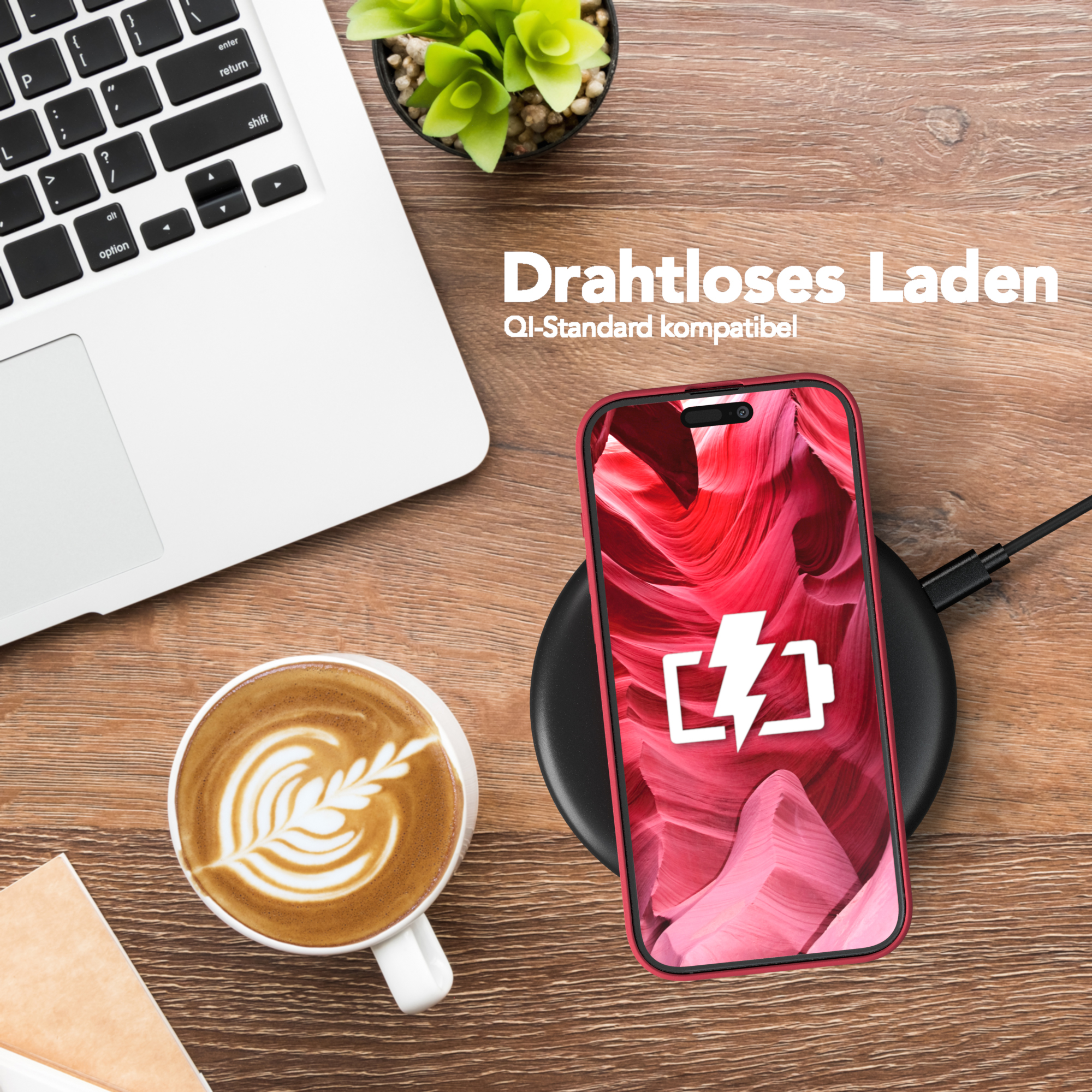 Ein Telefon auf einem kabellosen Ladegerät auf einem Holzschreibtisch, mit einer Tasse Kaffee und einem Laptop.
