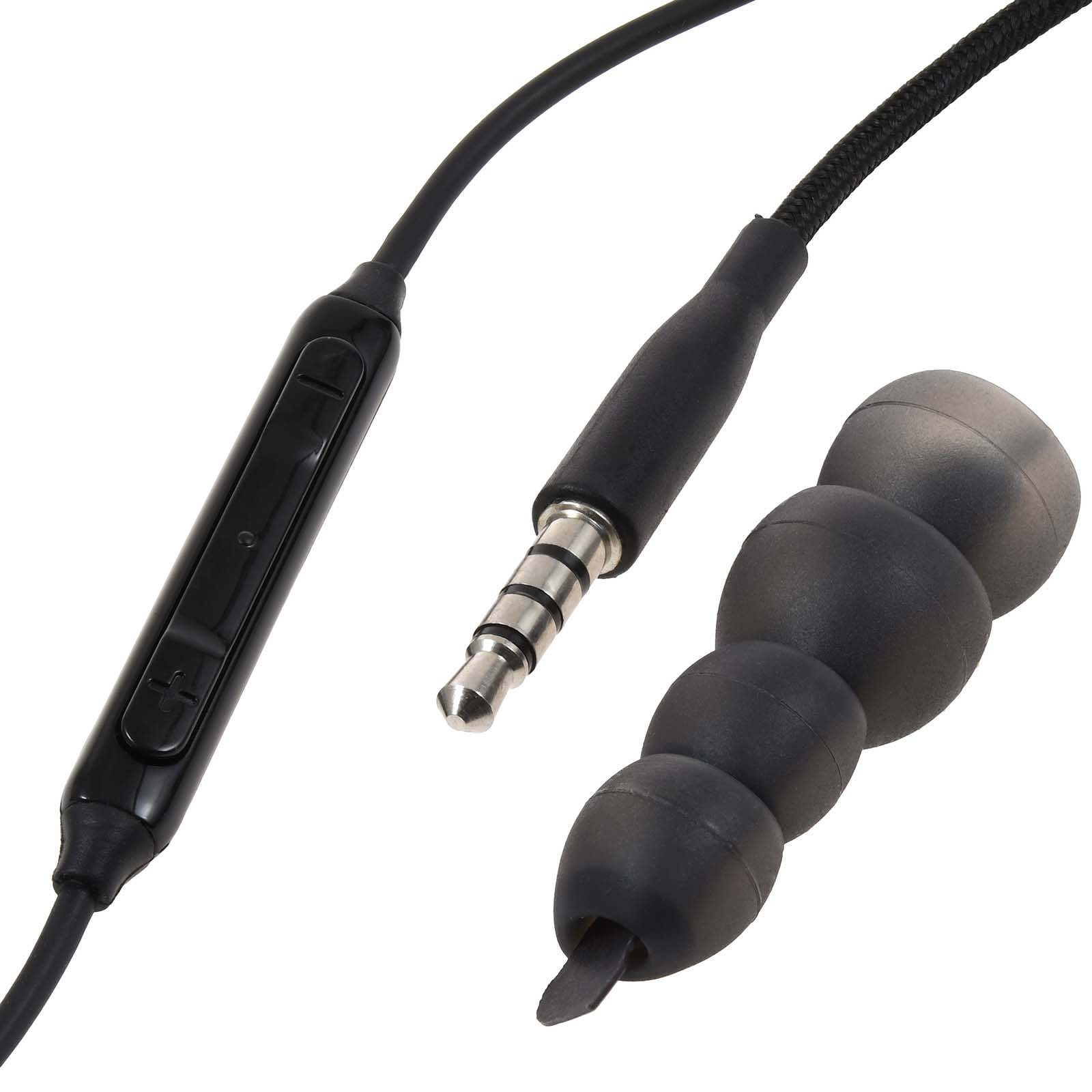 Primo piano di auricolari neri, un pannello di controllo e un jack. Sfondo bianco.
