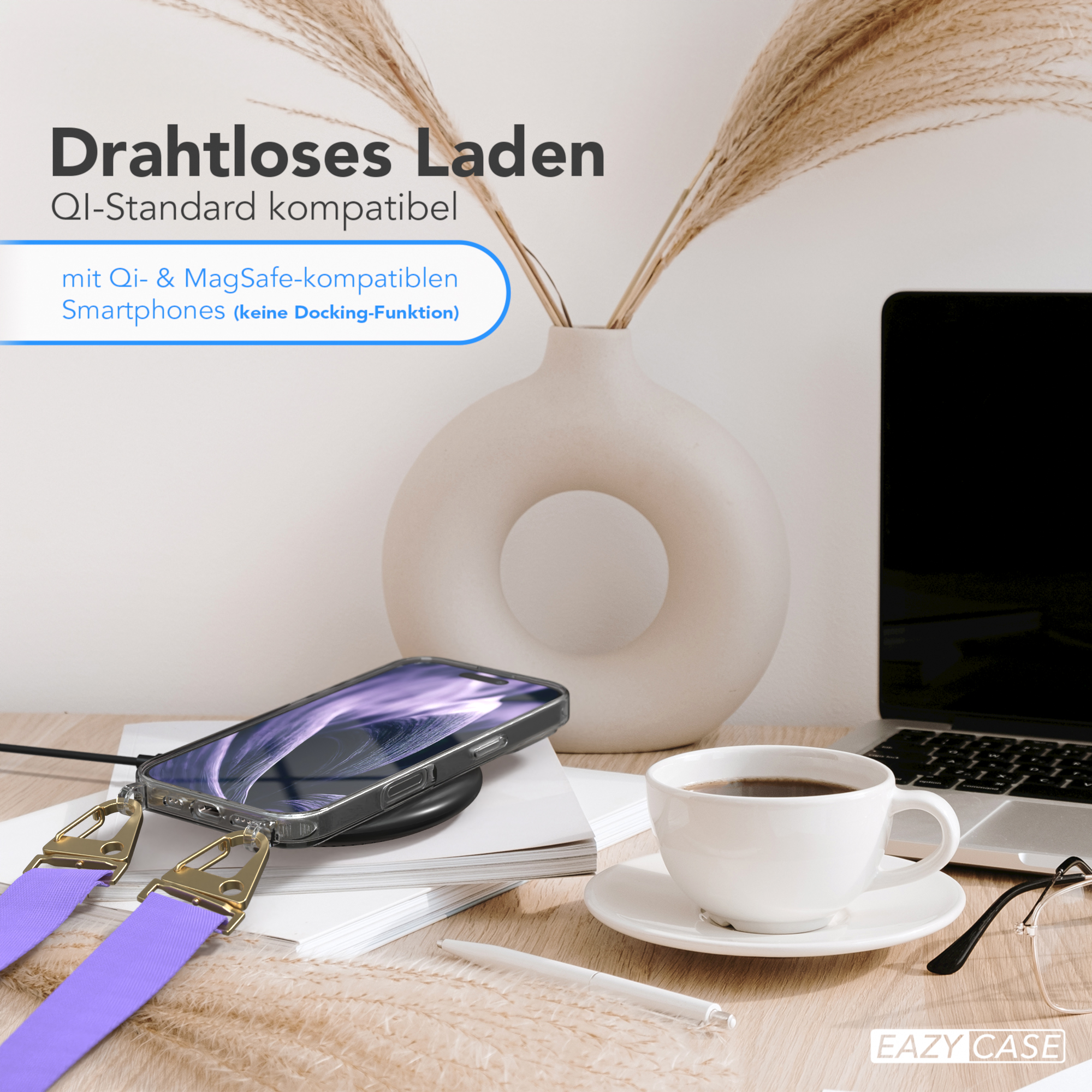 Ein Telefon auf einem Ladegerät, Kaffee und ein Laptop. Die Szene zeigt eine moderne und minimalistische Ästhetik in einem gut beleuchteten Raum.