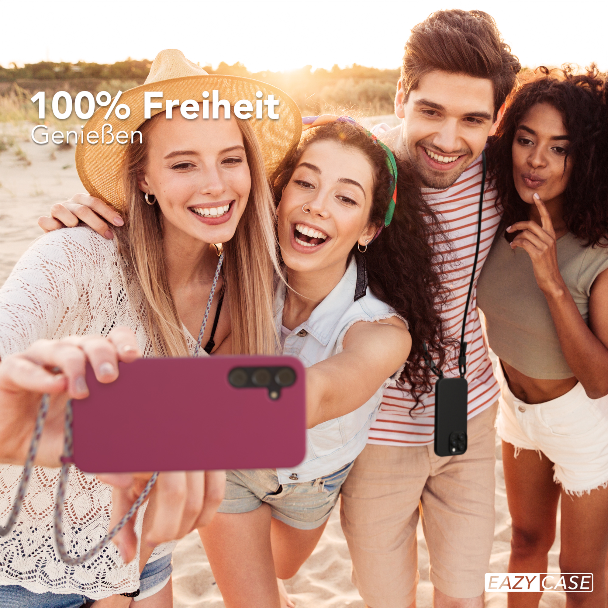 Vier Freunde am Strand machen ein Selfie mit einem Telefon.