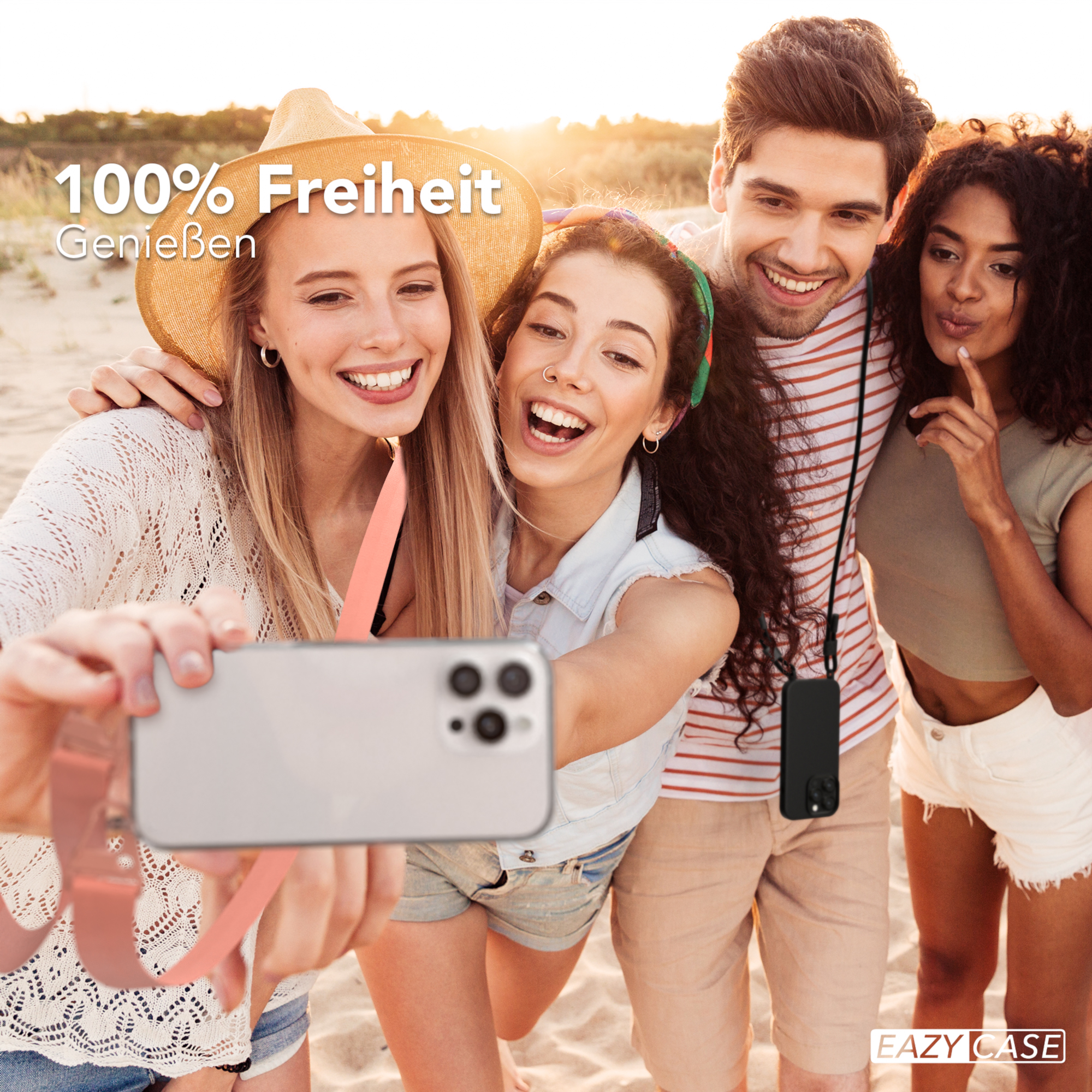 Vier junge Leute machen ein Selfie am Strand. Einer hält das Handy.