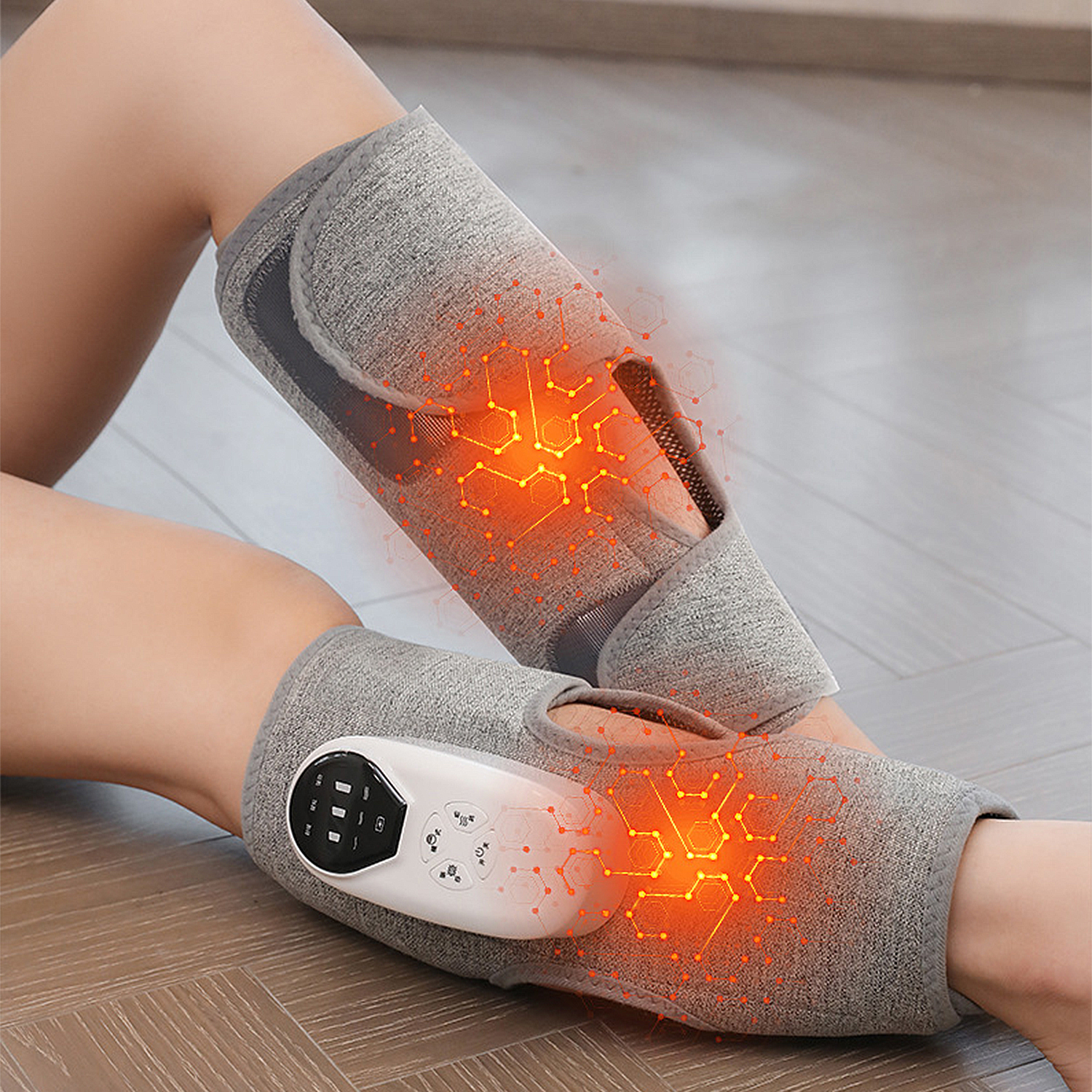 Piernas de una persona con rodilleras grises y un controlador. Efectos de luz roja brillante.