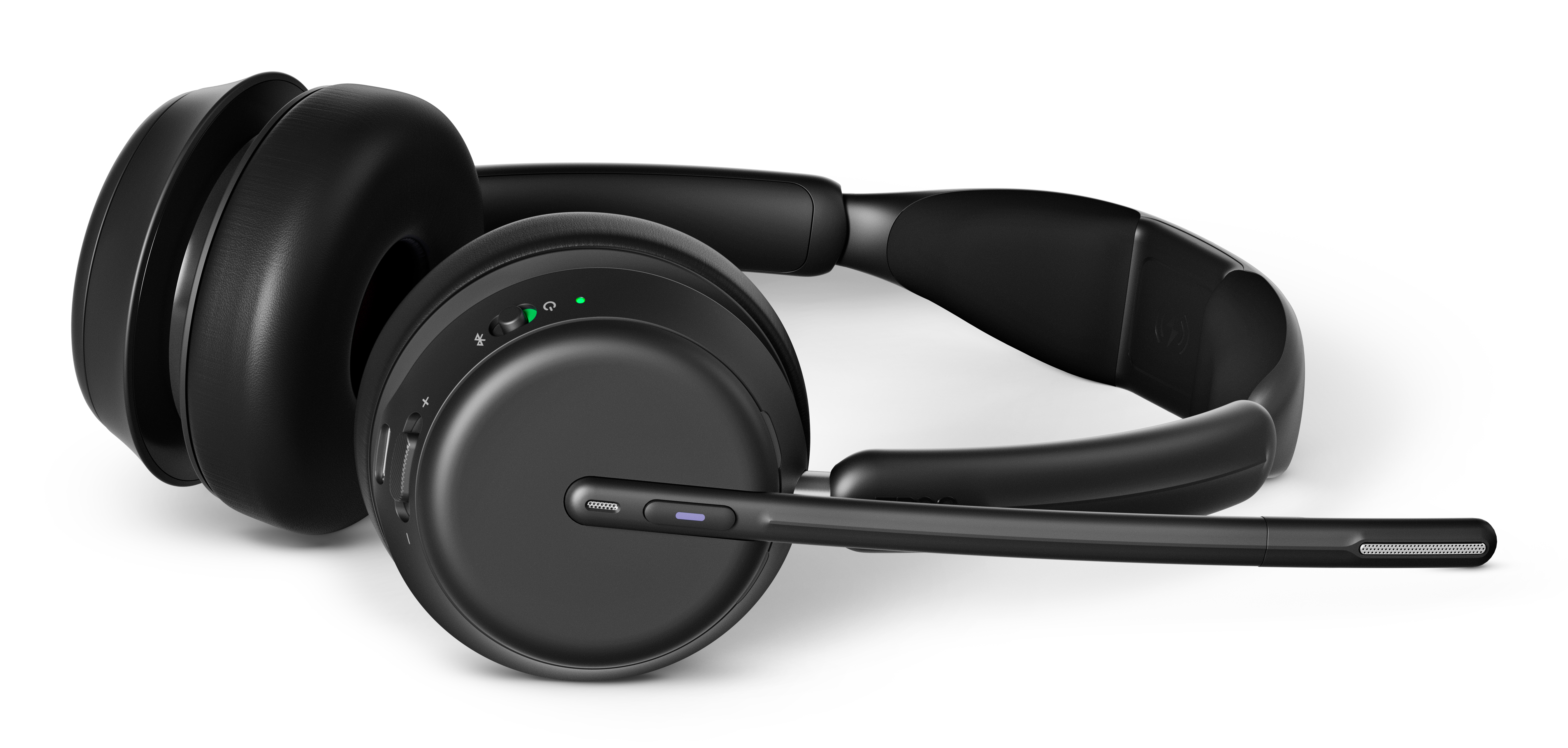 Casque noir avec microphone et commandes sur fond blanc.