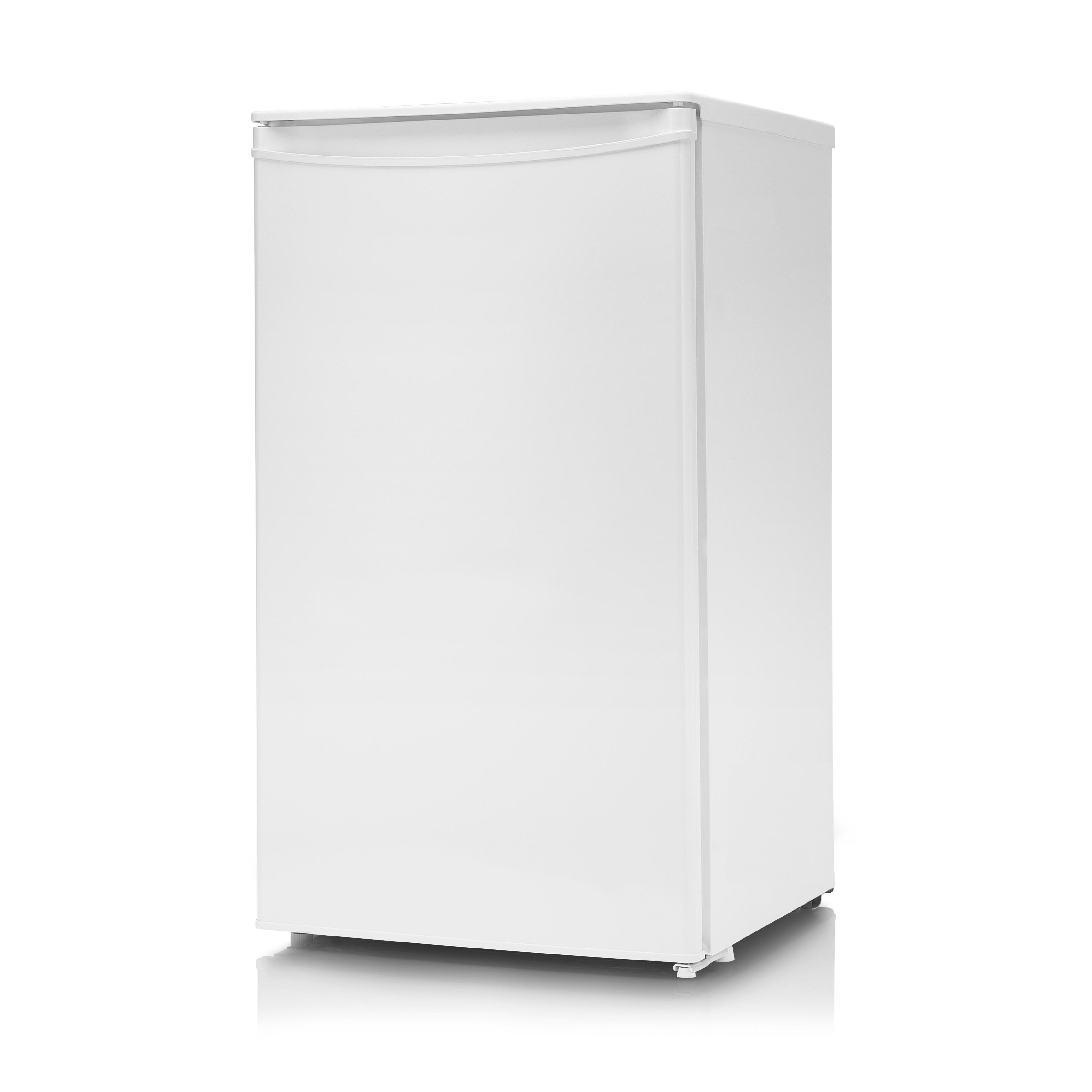 Mini-refrigerador blanco sobre un fondo blanco. La puerta está cerrada.