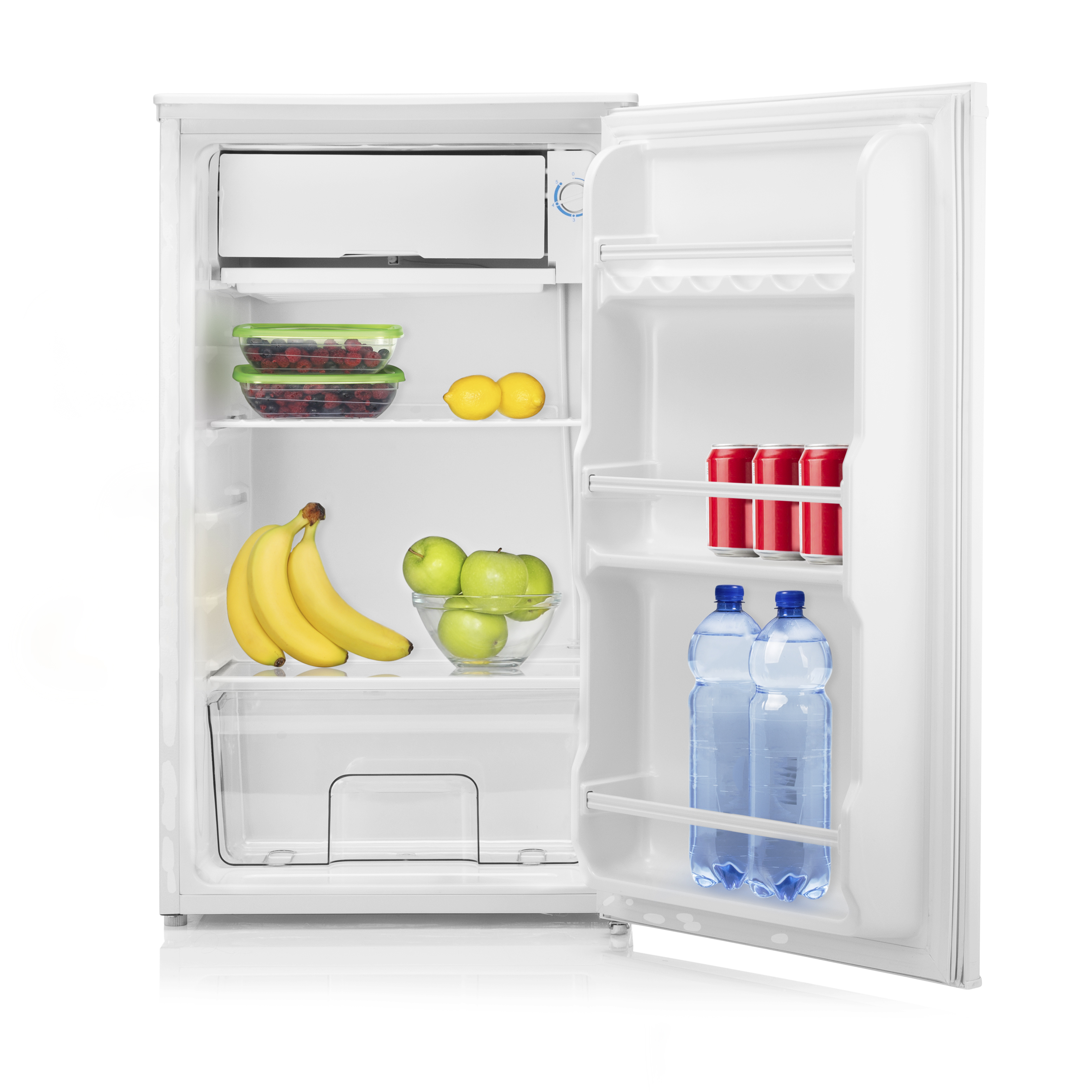 Mini-nevera abierta con alimentos, incluyendo plátanos, manzanas, limones y botellas de agua.