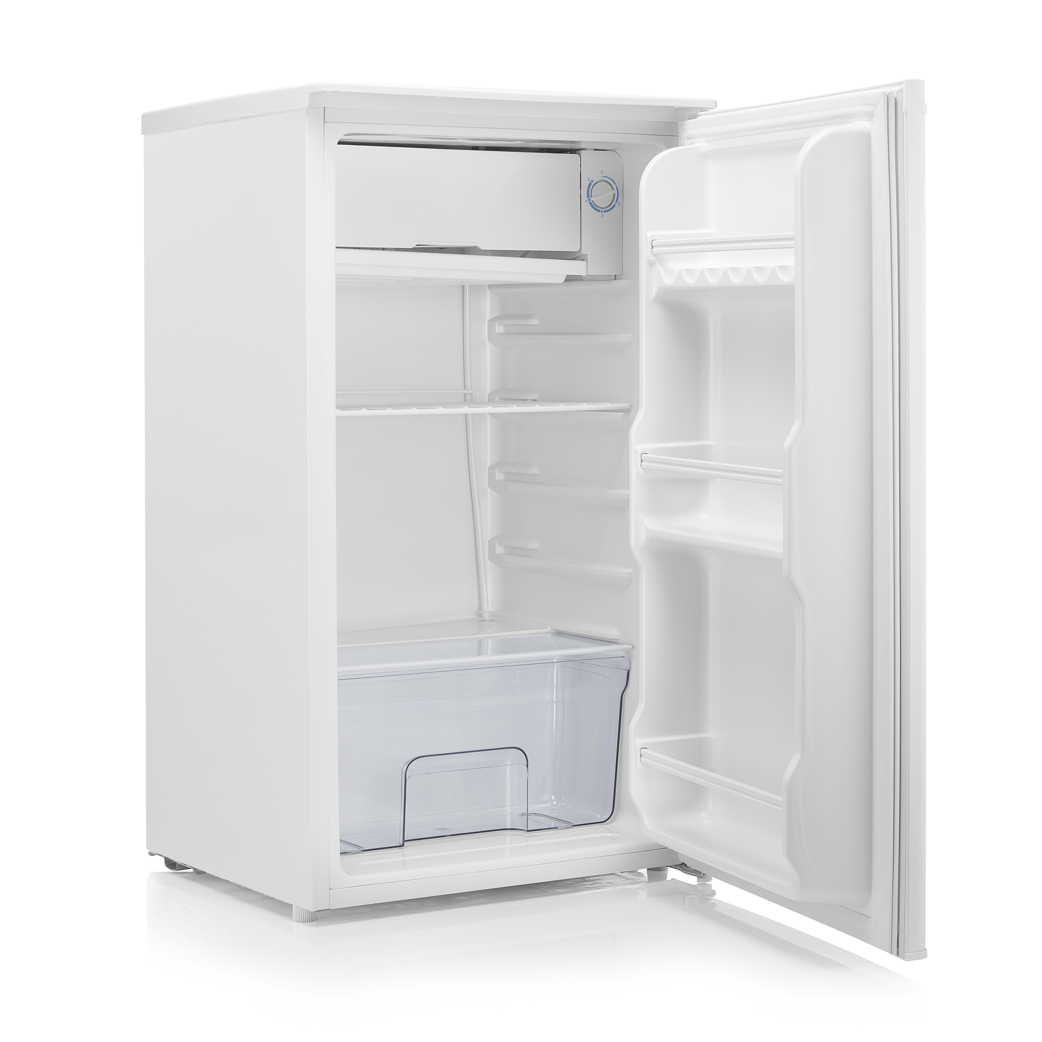 Pequeño refrigerador blanco con la puerta abierta. El fondo es blanco.