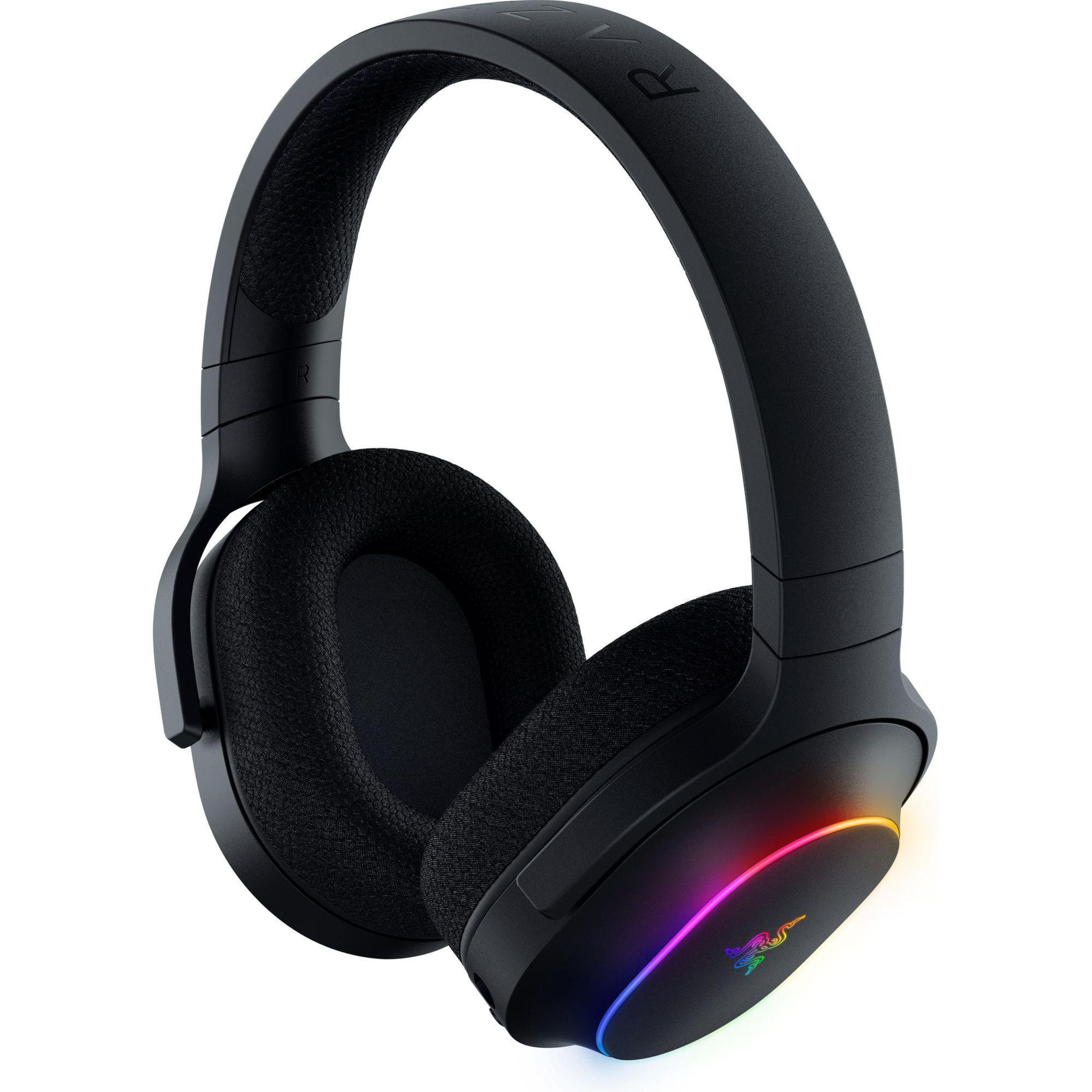 Siyah Razer kulaklık, gökkuşağı ışığı ve yan tarafta Razer logosu.