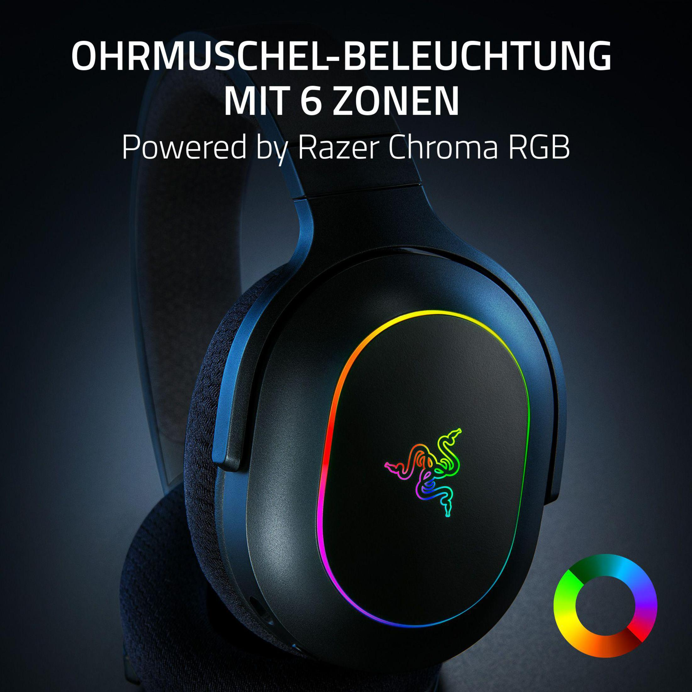 Aydınlatmalı kulaklıklara sahip siyah kulaklık. Kulaklıklar gökkuşağı efektiyle parlıyor, Razer logosu görünüyor.