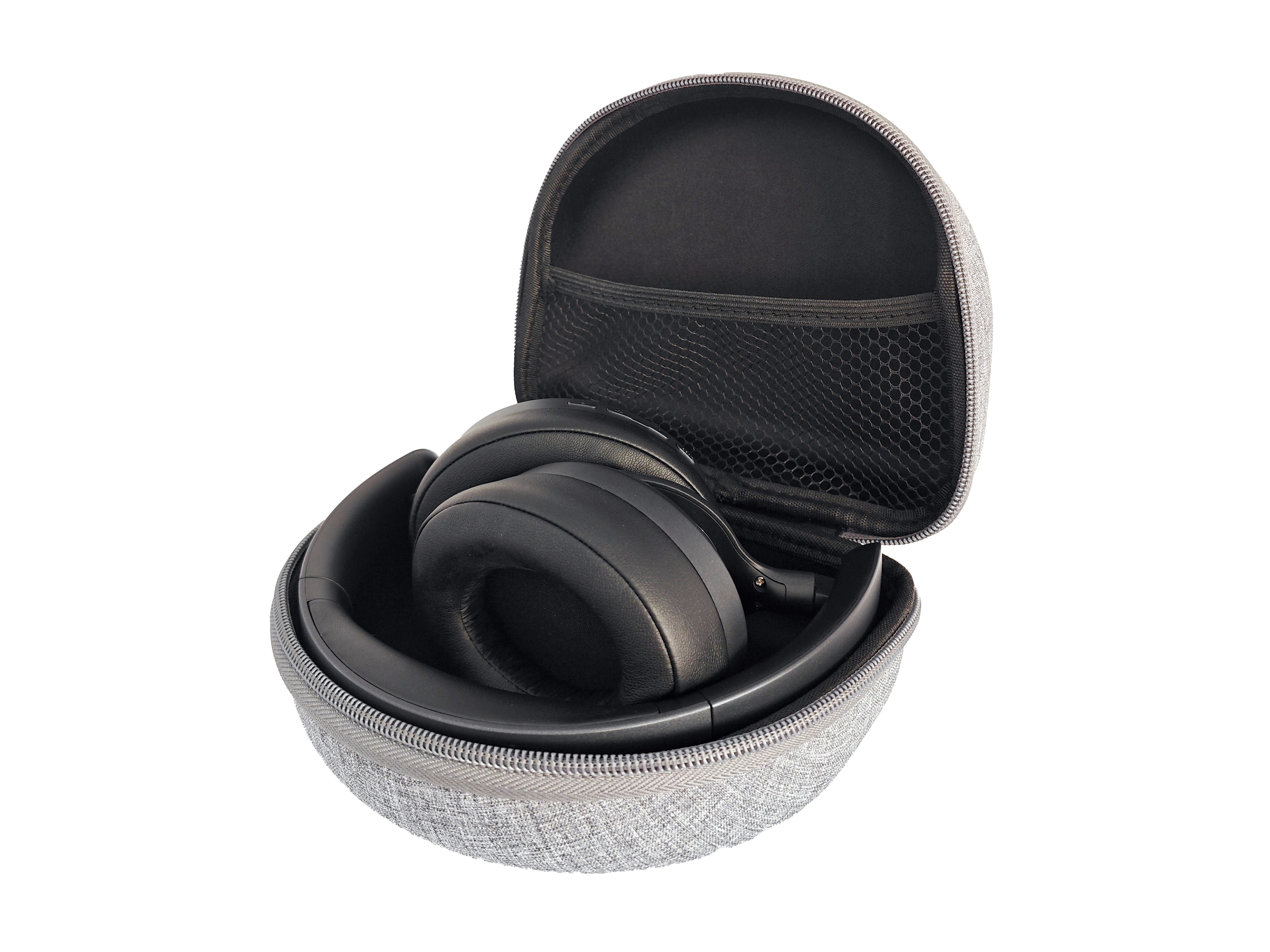 Casque plié à l'intérieur d'un étui de transport gris. L'étui est sur fond blanc.