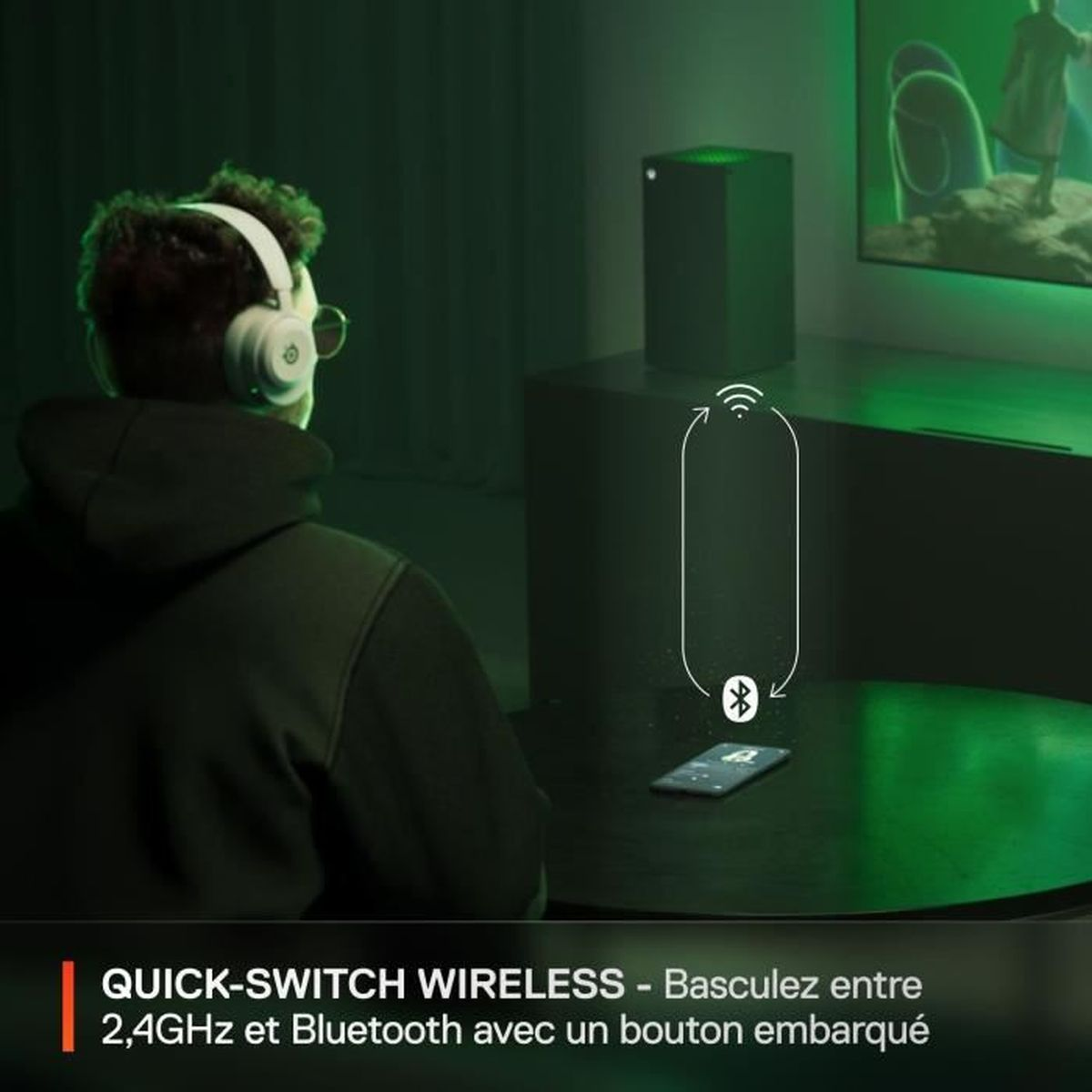 Un uomo con le cuffie guarda uno schermo TV. Un diagramma mostra l'accoppiamento wireless tra un telefono e un dispositivo.