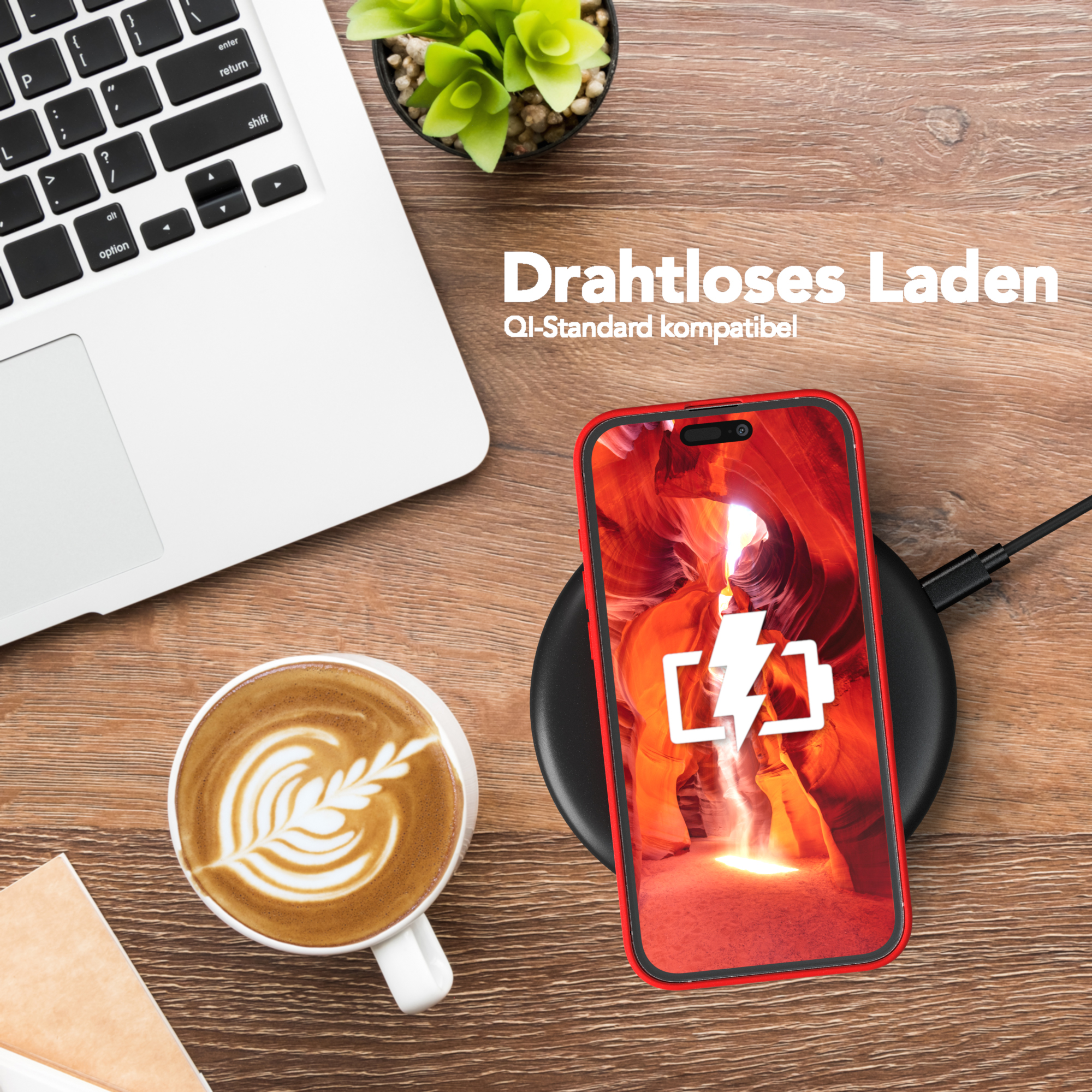 Rotes Telefon in einer Hülle auf einem kabellosen Ladegerät. Kaffee und Laptop auf dem Tisch.