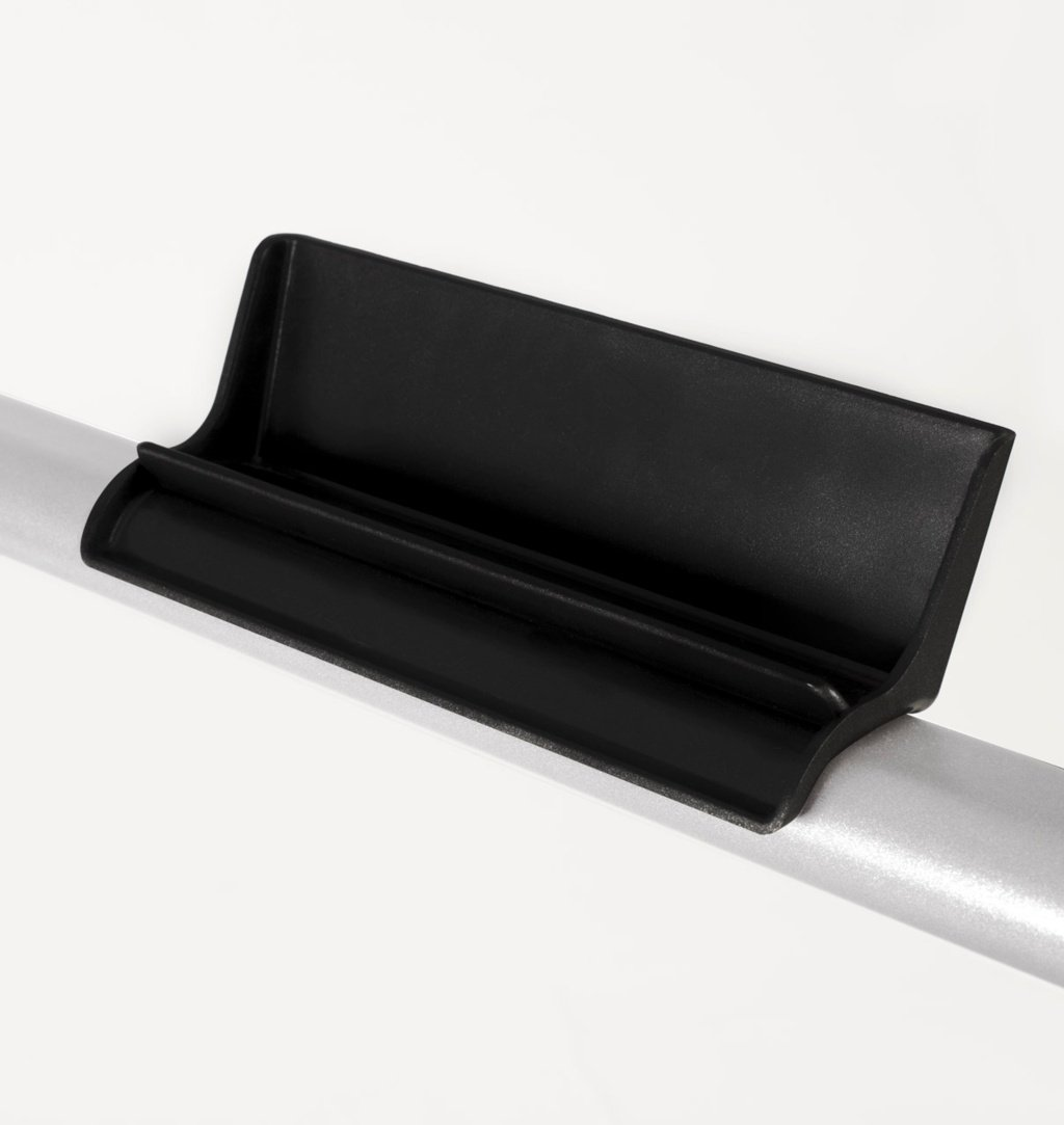 Un objet noir est monté sur une barre argentée. Il a une forme rectangulaire avec une rainure.