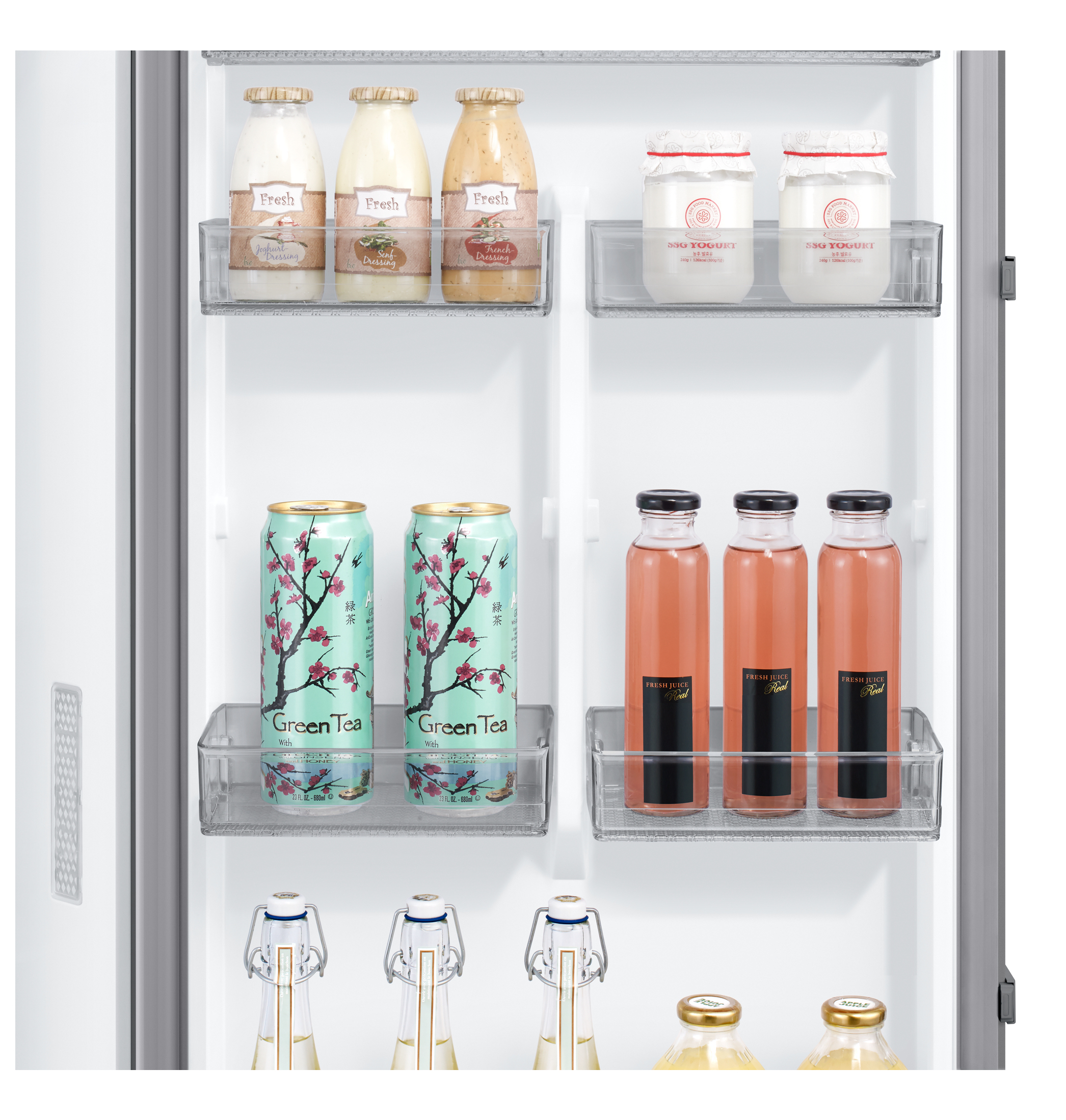 Interno frigorifero: bevande e alimenti sugli scaffali. Include bottiglie, lattine e barattoli.