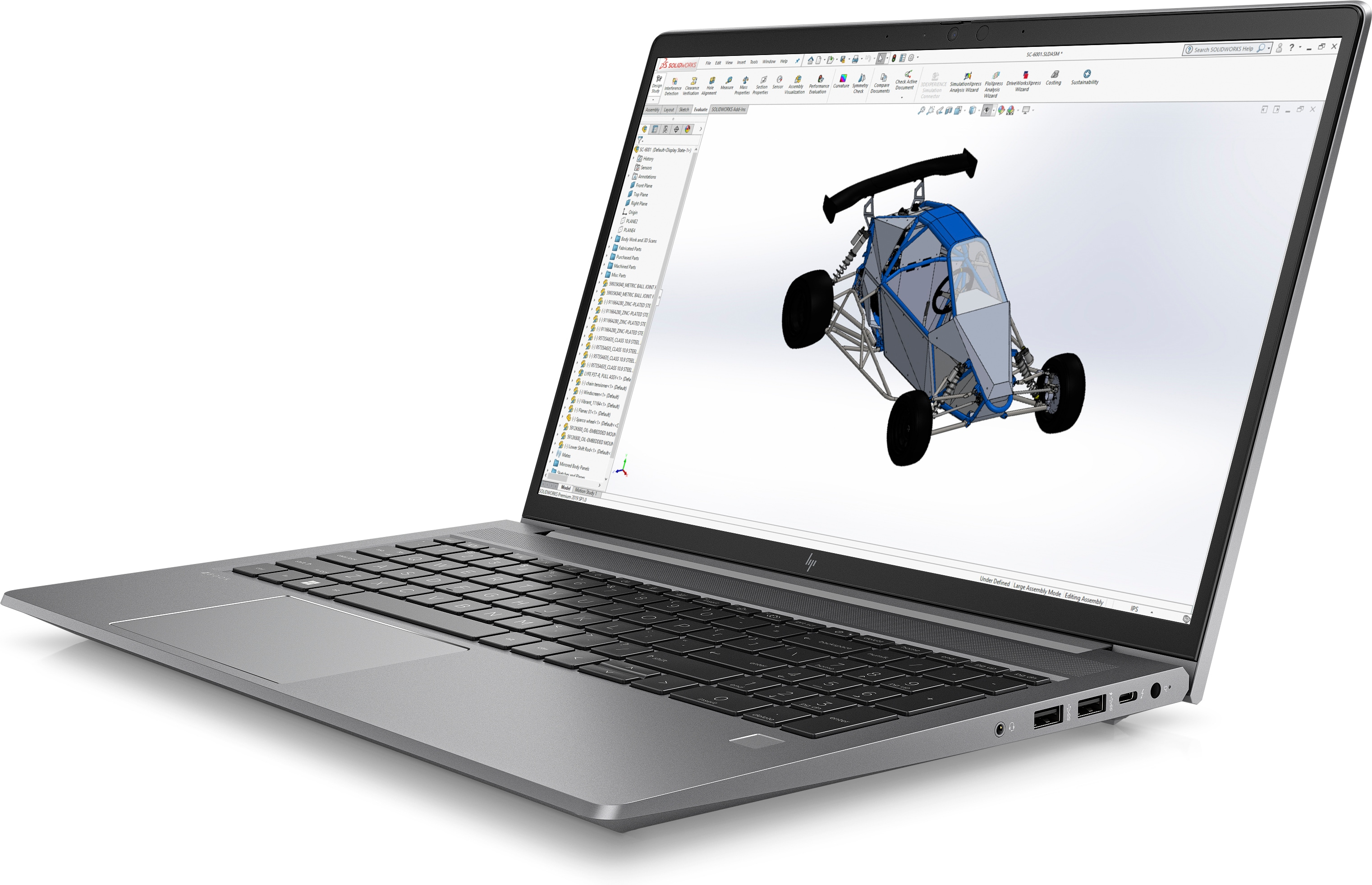 Silberner Laptop, der ein 3D-Modell eines Rennwagens anzeigt. Der Bildschirm zeigt eine CAD-Oberfläche.