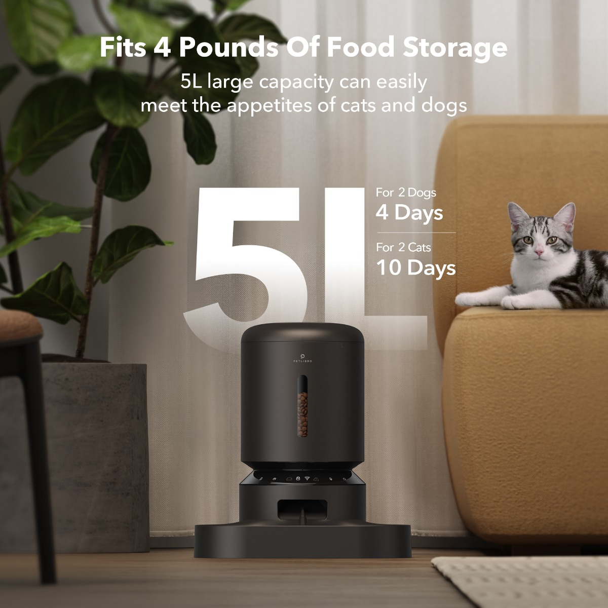 Dispensador de comida para mascotas negro con gato en el sofá y texto superpuesto '5L'.