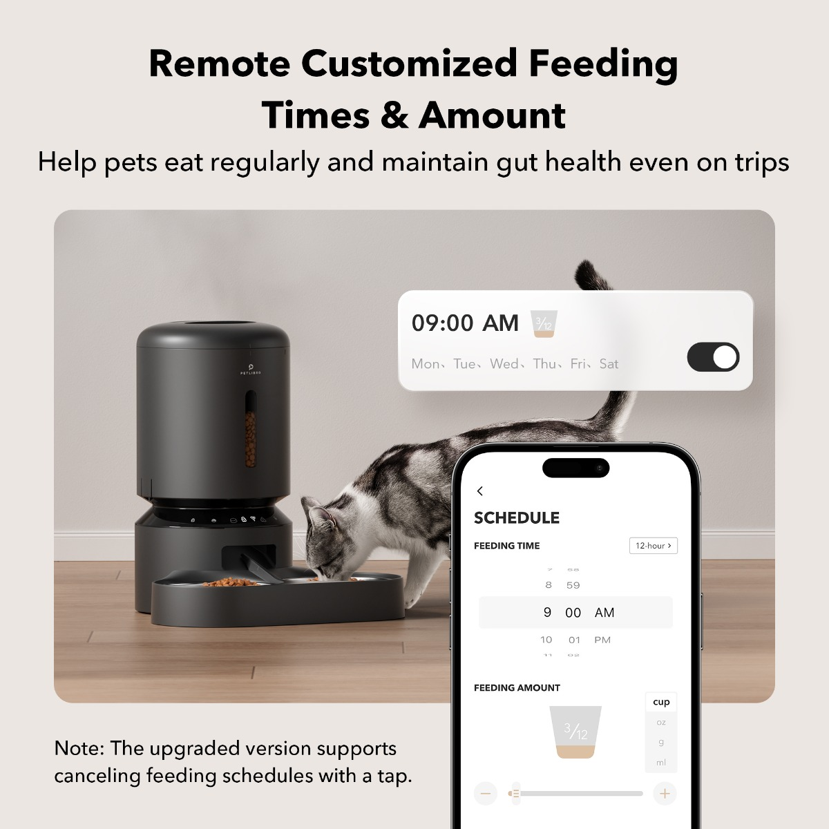 Un alimentador negro para mascotas con un gato que busca comida. Un teléfono muestra un horario de alimentación.