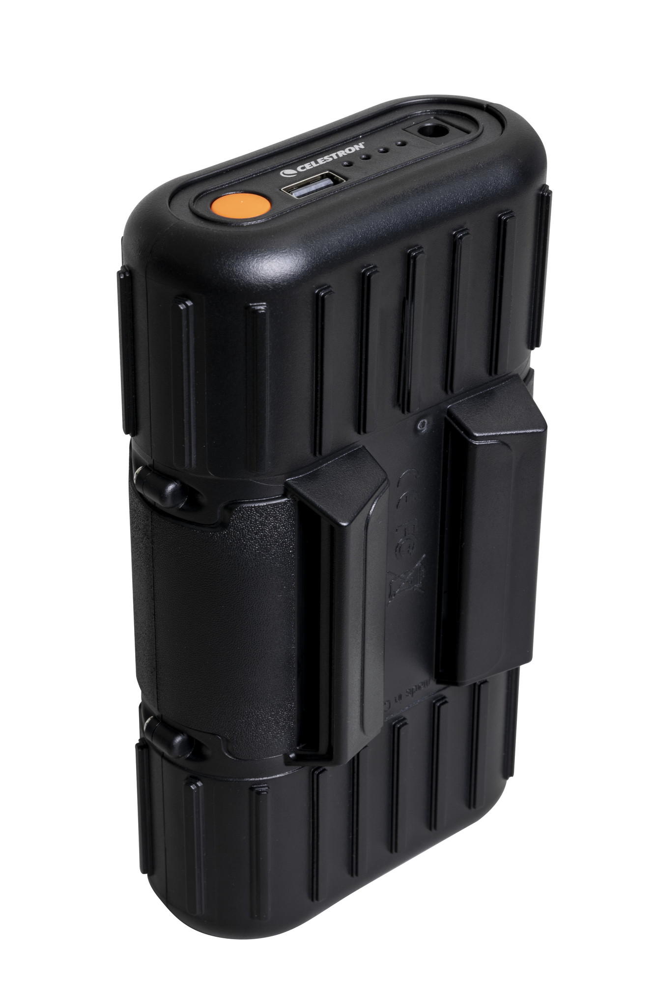 Eine schwarze, rechteckige, tragbare Powerbank mit Ladeanschluss und Knopf, isoliert auf Weiß.