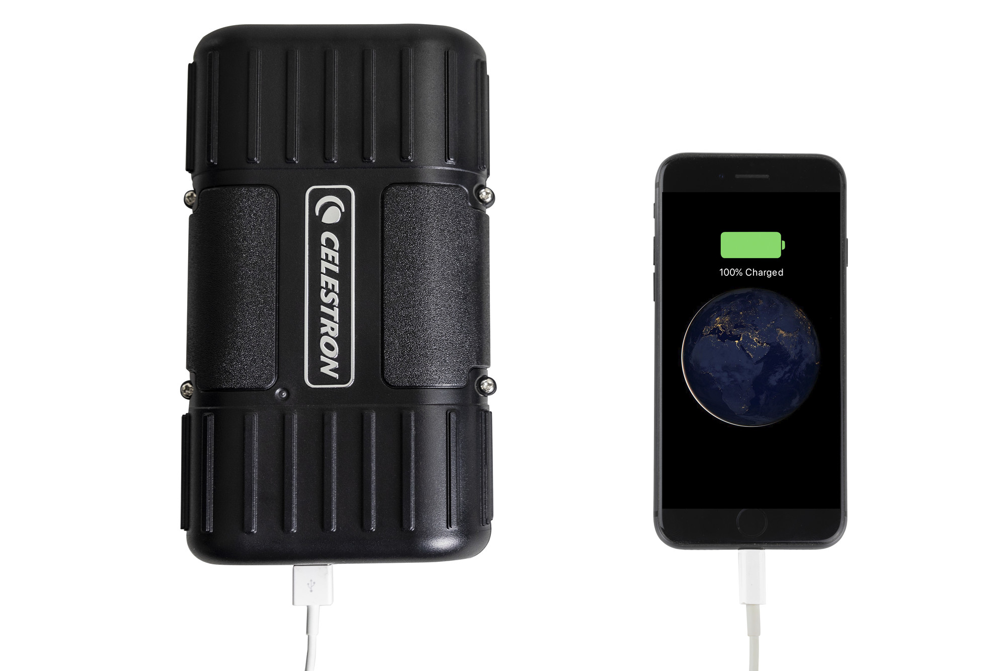 Eine schwarze Celestron Powerbank neben einem Telefon, das eine volle Batterieladung mit einer Weltkarte auf dem Bildschirm zeigt.
