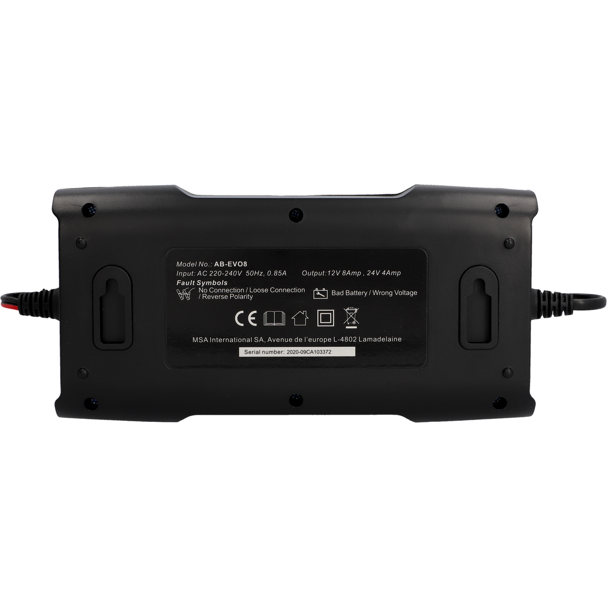 Schwarzes Batterieladegerät mit Text und Symbolen. Weißer Hintergrund.