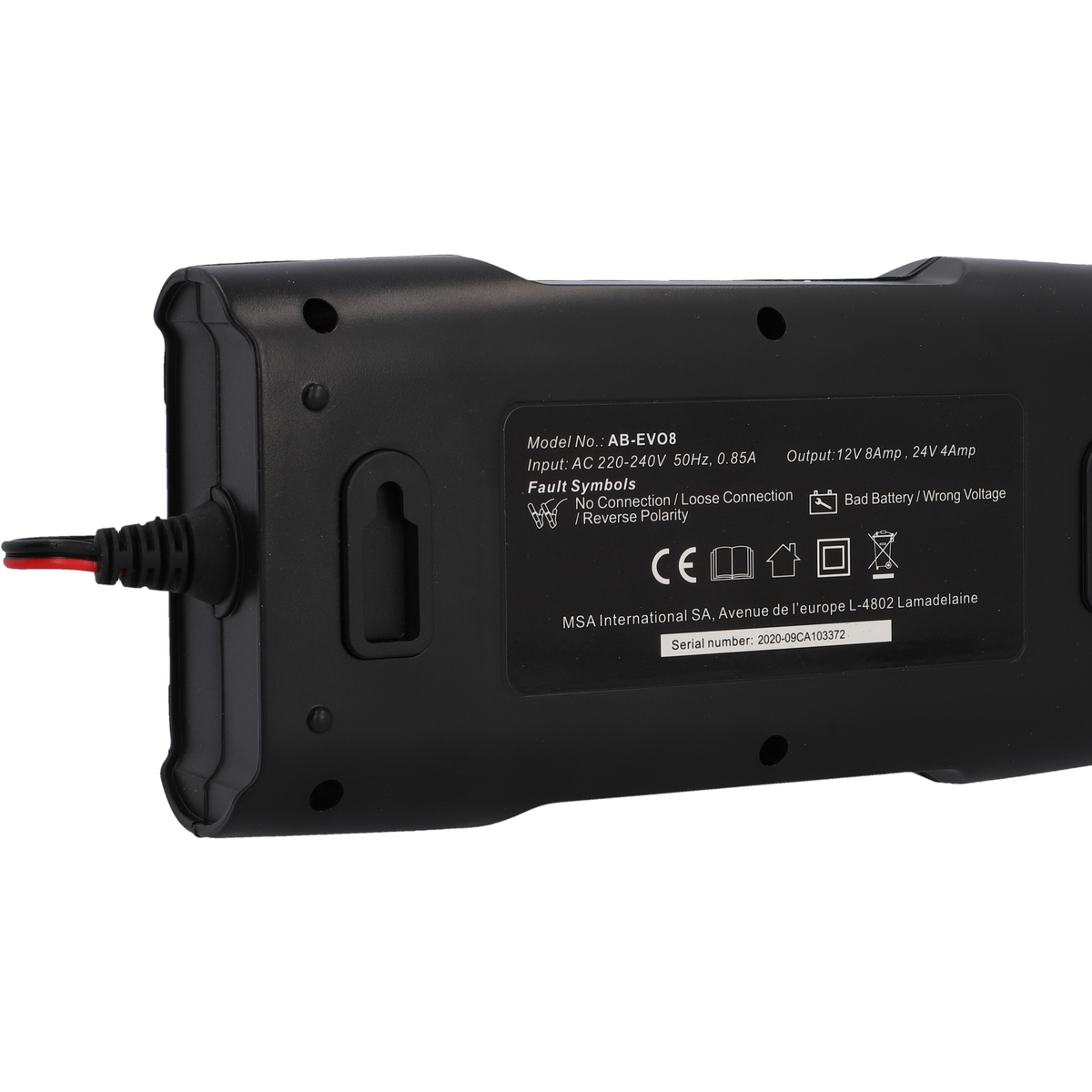 Schwarzes Batterieladegerät mit Text, Kabeln und Stecker, isoliert auf weißem Hintergrund.