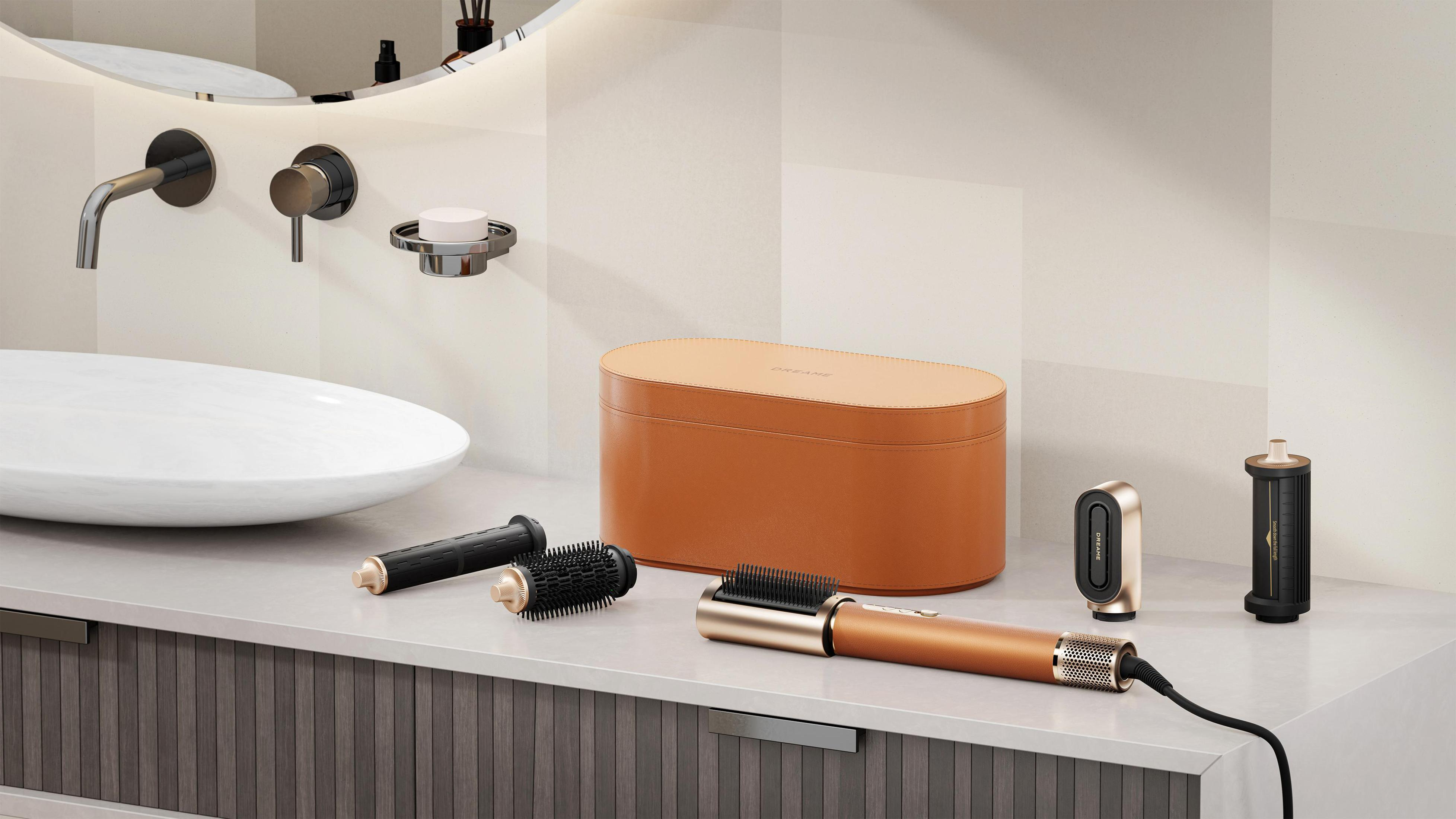 Blat łazienkowy z narzędziami do stylizacji i akcesoriami. Zawiera suszarkę do włosów, szczotki i etui.