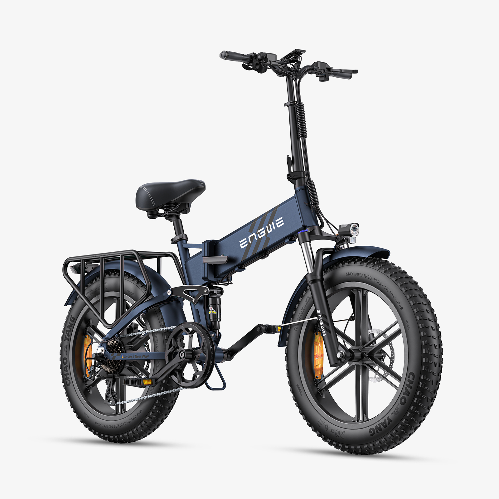 E-bike blu su sfondo bianco. Pneumatici, telaio e dettagli neri. Pneumatici larghi.