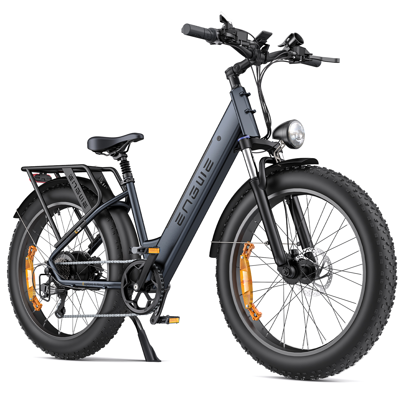 Una bicicletta elettrica con pneumatici grandi, telaio nero e portapacchi posteriore. Isolato su bianco.