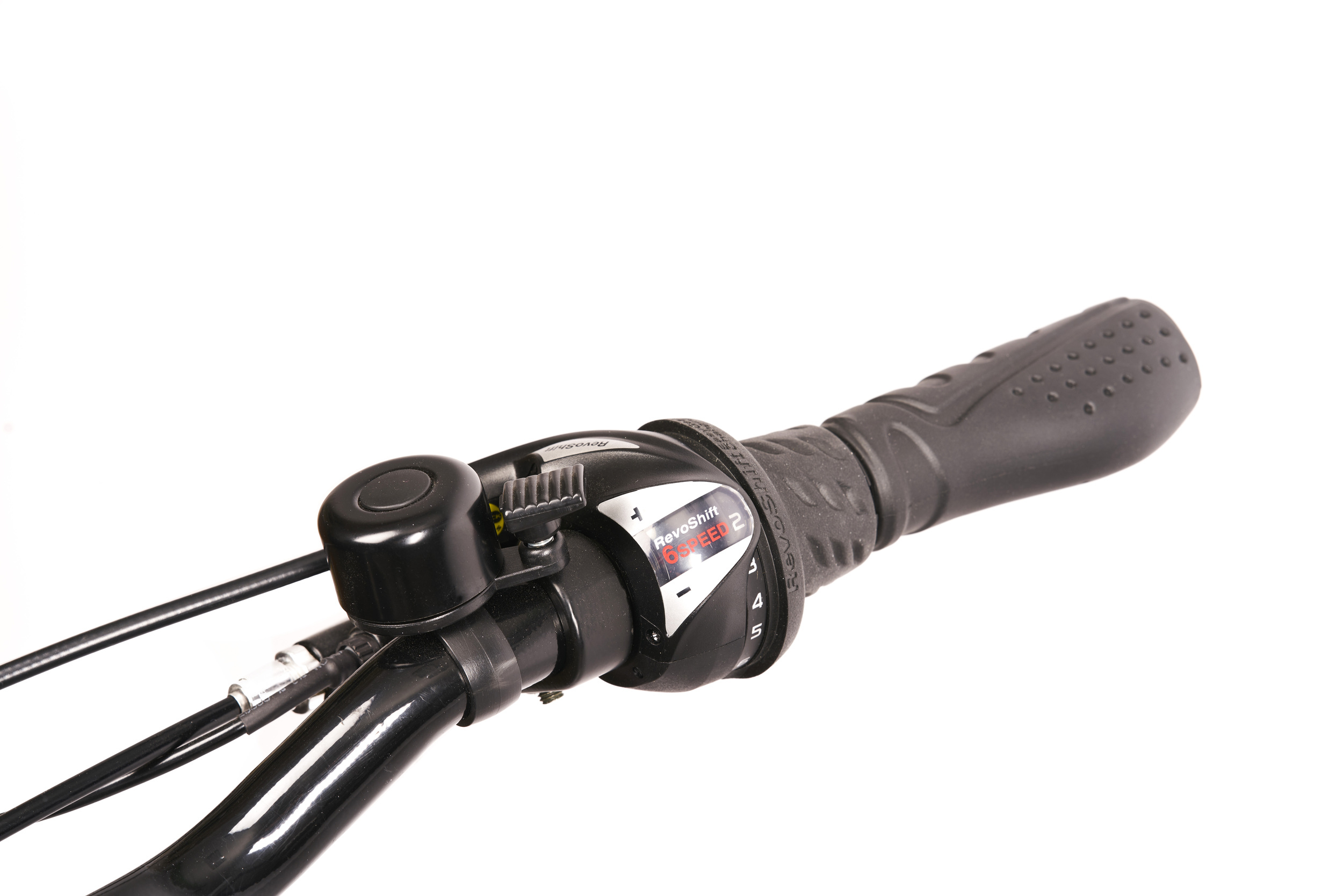 Kierownica roweru z dzwonkiem i zmianą biegów, białe tło.