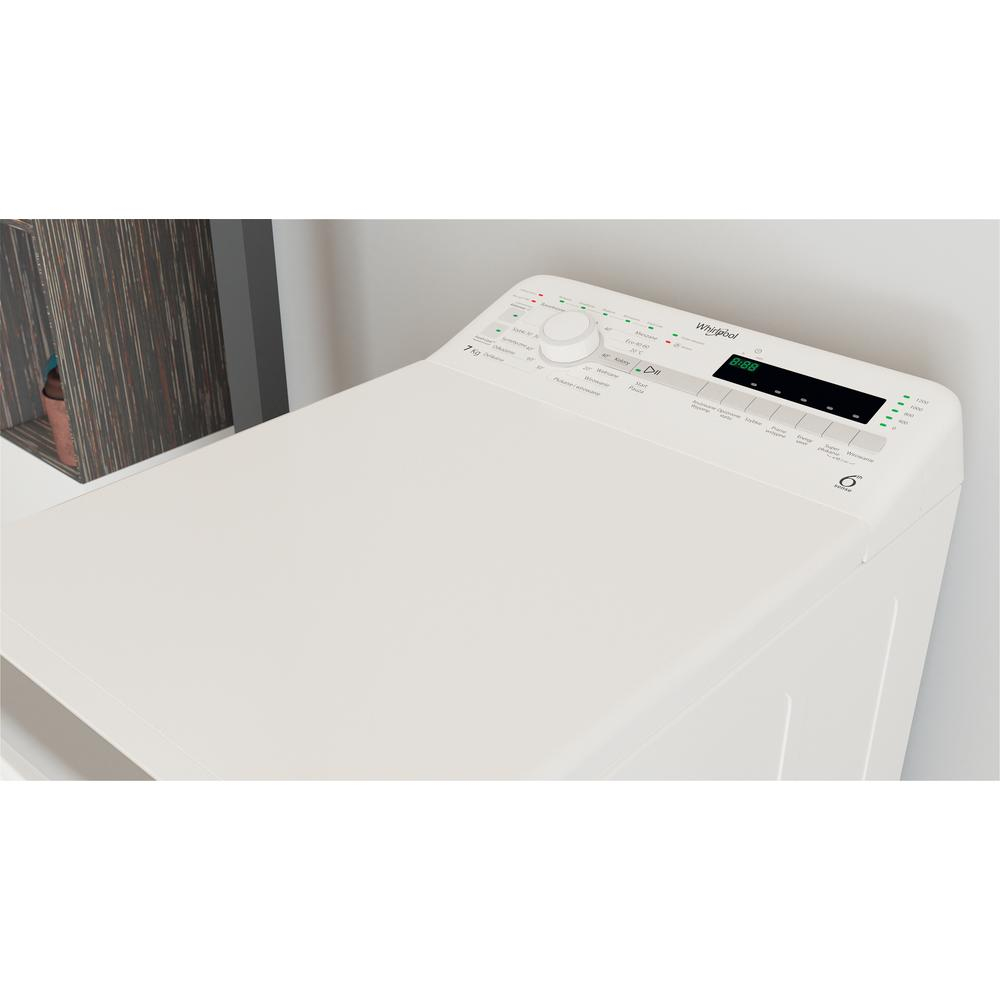 Widok pod kątem pralki Whirlpool. Panel sterowania widoczny. Umieszczona na białej powierzchni.