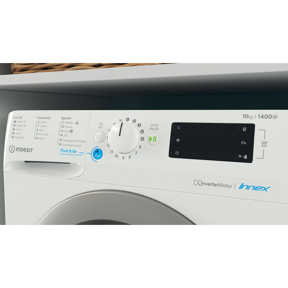 Pannello di controllo lavatrice Indesit bianco. Visualizza le impostazioni. Sfondo bianco.