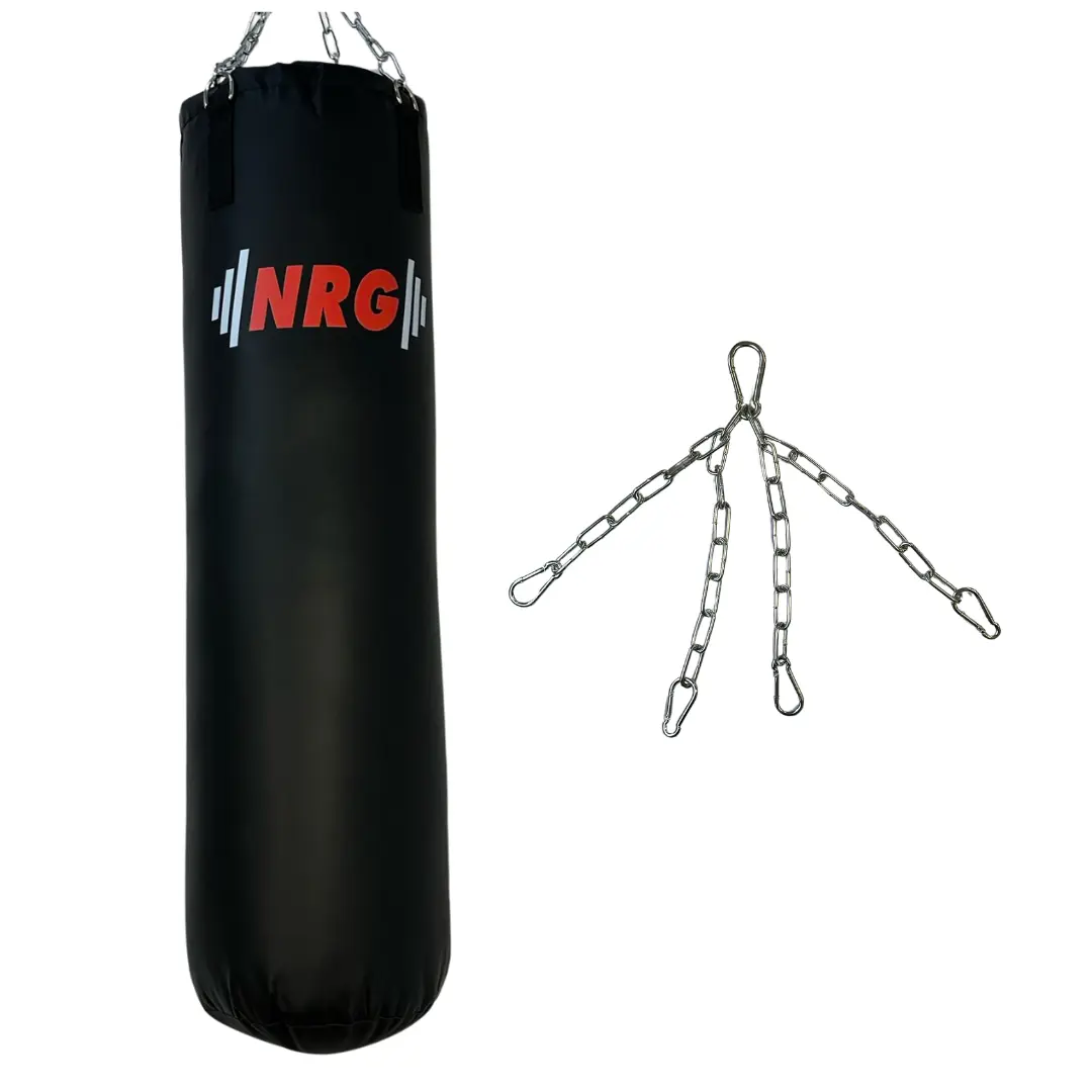 Schwarzer Boxsack mit NRG-Logo und Ketten zum Aufhängen auf weißem Grund.