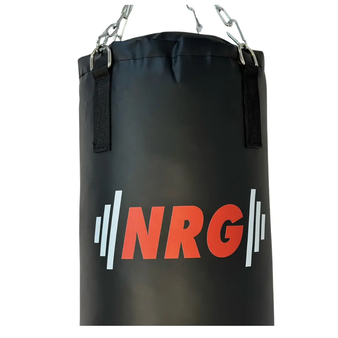 Schwarzer Boxsack mit dem Wort NRG in roten und weißen Linien darauf.
