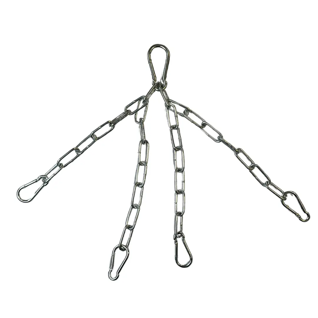 Silberketten mit Haken, verbunden mit einem zentralen Ring, auf weißem Hintergrund.