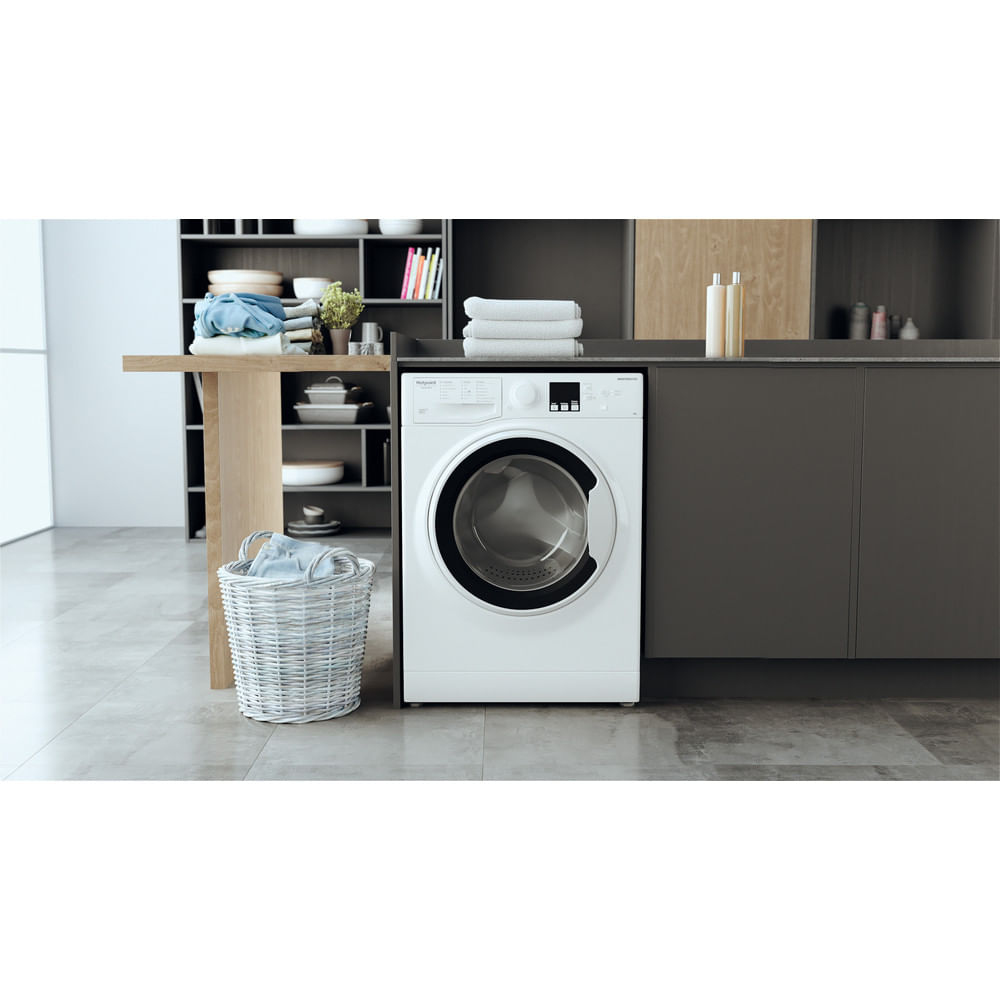 Lavatrice bianca con porta nera e pannello di controllo, sullo sfondo di una cucina.