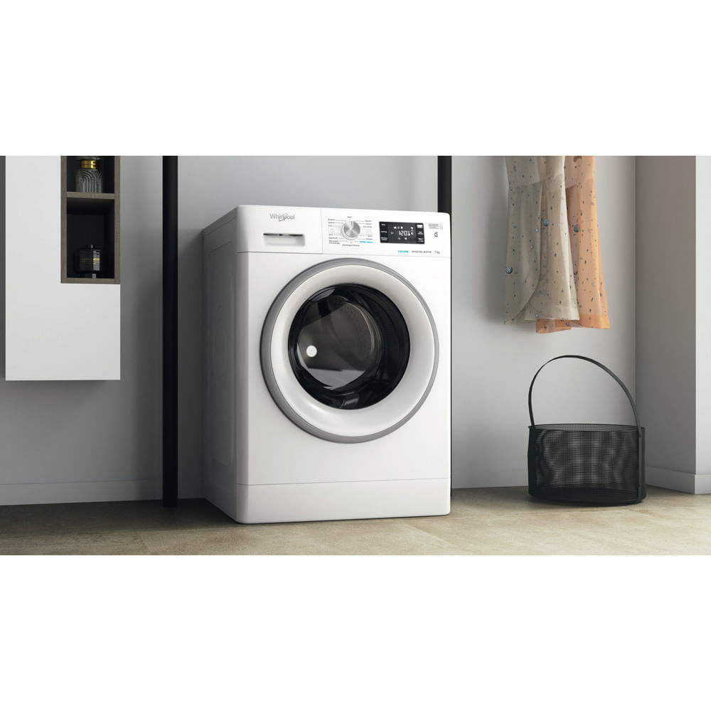 Lavatrice Whirlpool bianca. Porta nera, rifinitura grigia. Vestiti a destra, borsa nera in basso.