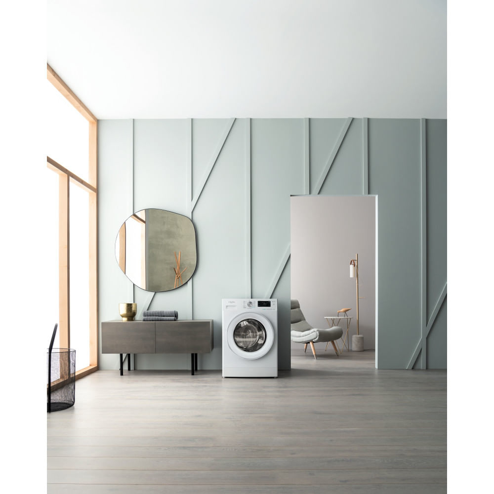 Scena bagno moderna con lavatrice, specchio e decorazioni.