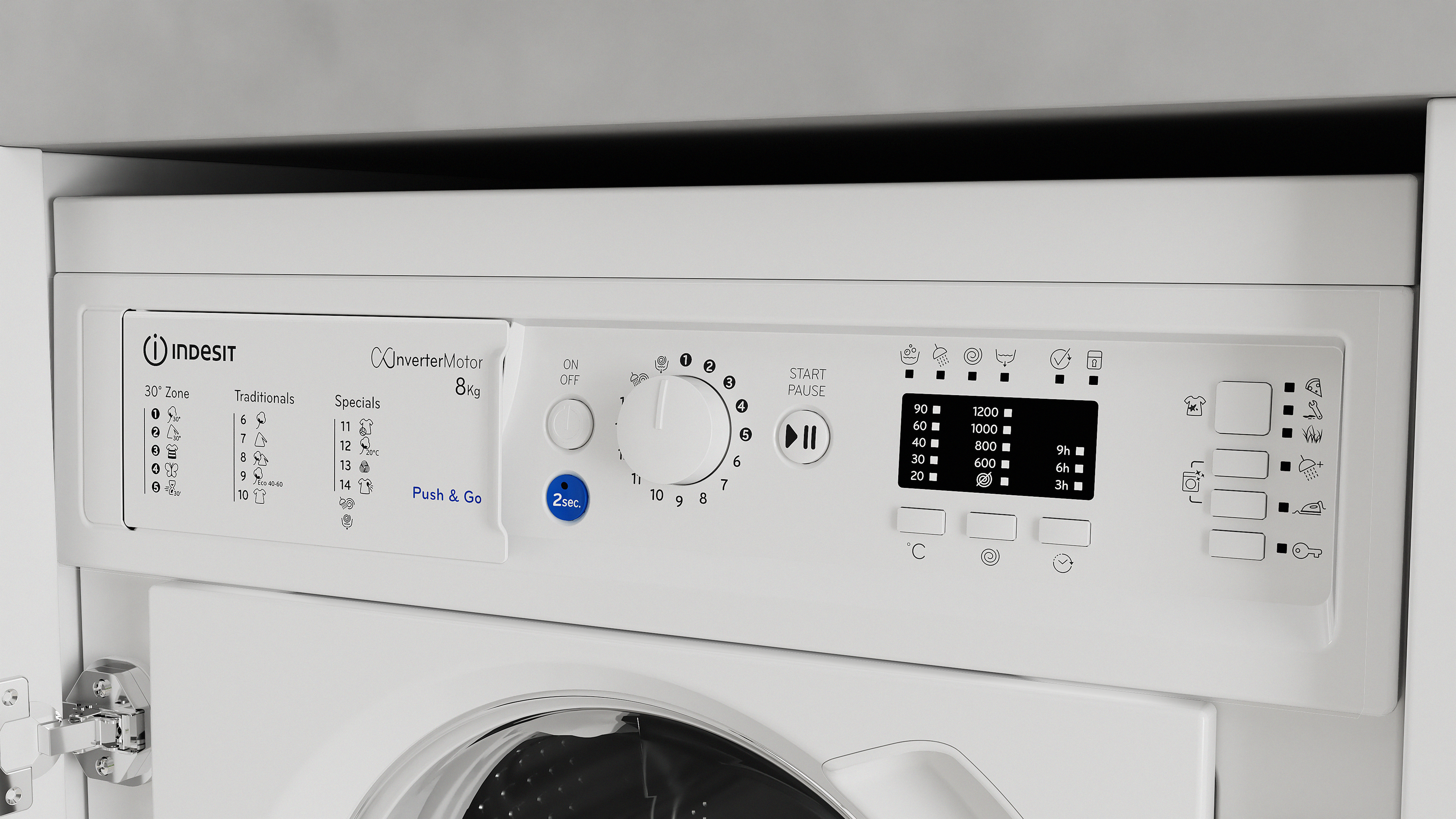 Primer plano del panel de control de una lavadora Indesit blanca, con botones y ajustes.