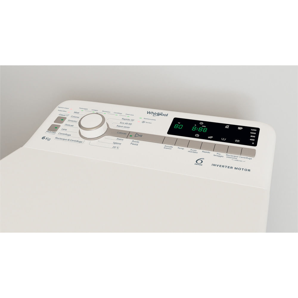 Primo piano del pannello comandi di una lavatrice Whirlpool bianca, con pulsanti e display.